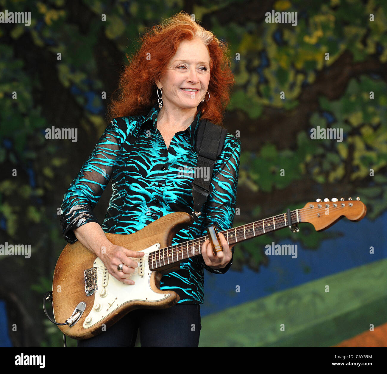 6 mai 2012 - La Nouvelle Orléans, Louisiane, États-Unis - Musicien Bonnie Raitt effectue avec le Preservation Hall Jazz Band le septième jour de la New Orleans Jazz & Heritage Festival à la Course. (Crédit Image : © Jason Moore/ZUMAPRESS.com) Banque D'Images