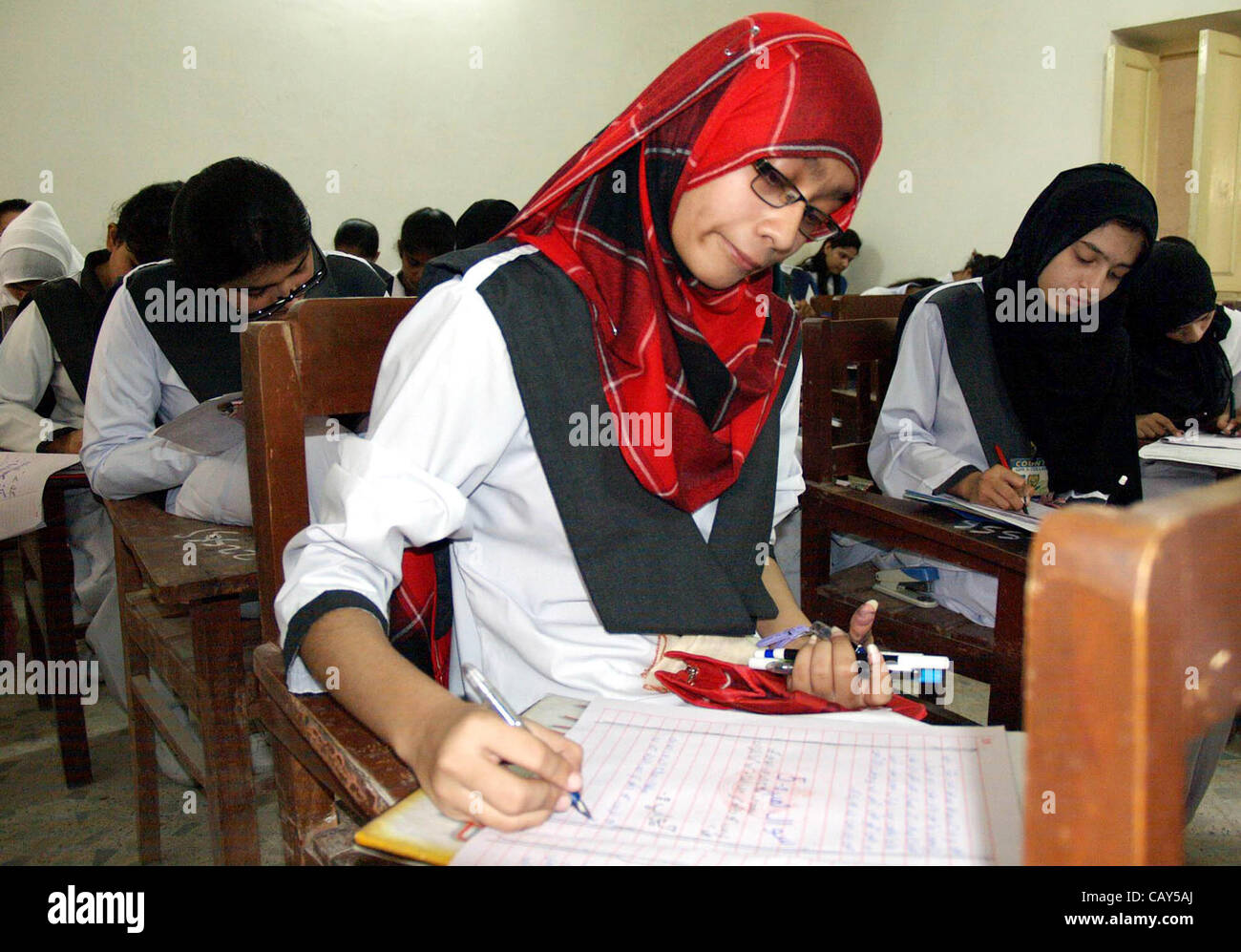 Les étudiants de première année de résoudre des communications à un centre d'examen au cours de l'examen annuel du certificat d'études secondaires supérieures (HSC) à Hyderabad le Lundi, Mai 07, 2012. Banque D'Images