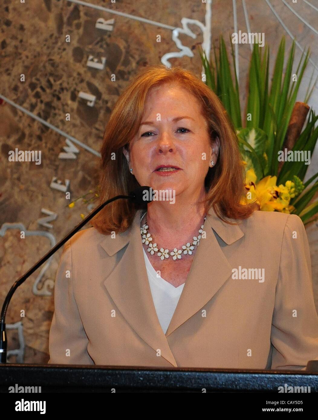 Le 7 mai 2012 - Manhattan, New York, États-Unis - SUSAN UNGARO, Président de la fondation James Beard, parle comme Alton Brown, personnalité de la télévision primé, auteur et animateur de la fondation James Beard Awards 2012, des lumières et des visites de l'Empire State Building en reconnaissance de la fondation James Beard Banque D'Images