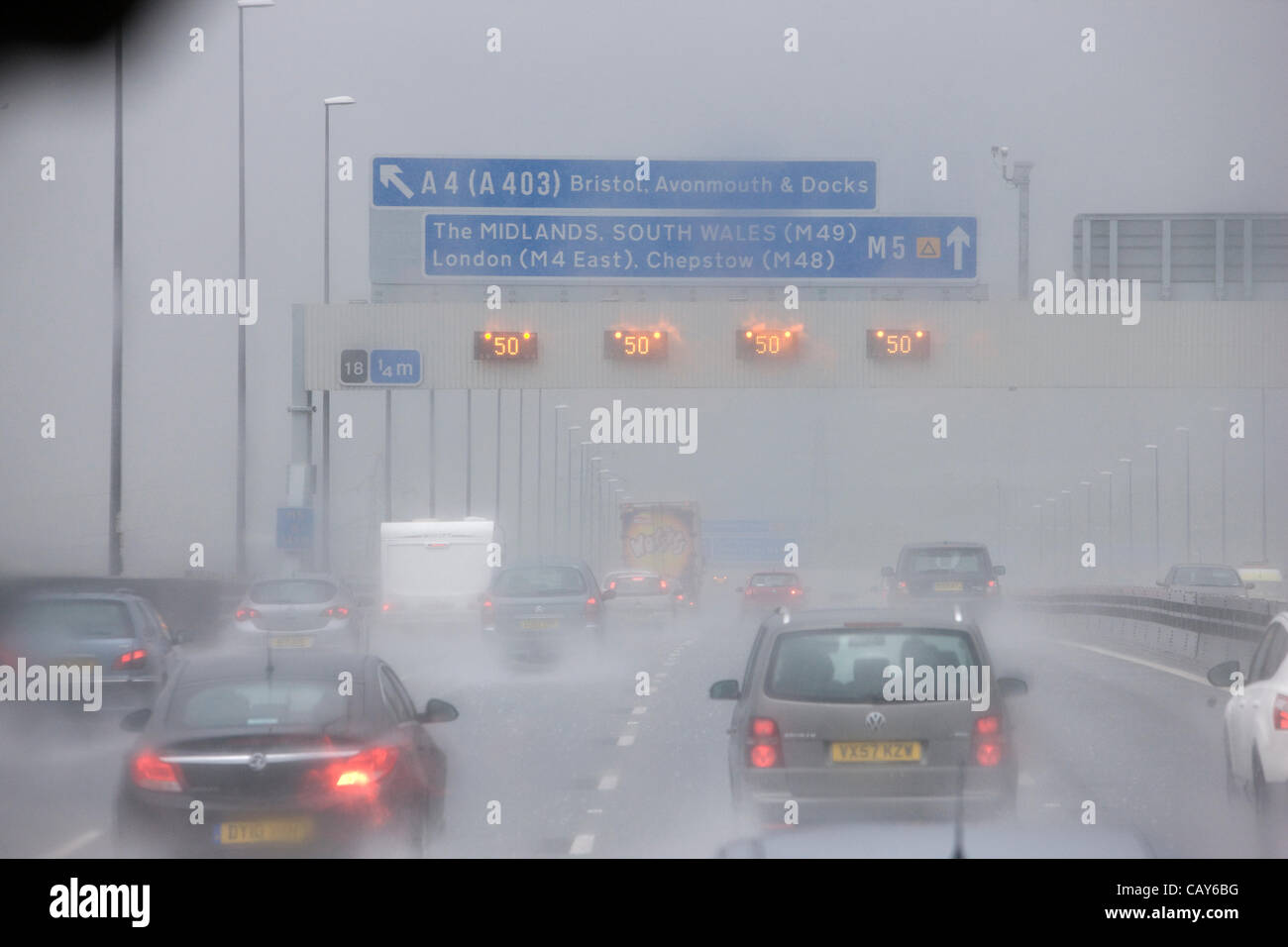 Une forte pluie tempête sur la voie M5 dans Somerset rend la conduite dangereuse pour le trafic poids lourds de la Banque Lundi, 7 mai 2012. La région est officiellement dans la sécheresse et l'objet d'une interdiction d'arrosage. Banque D'Images