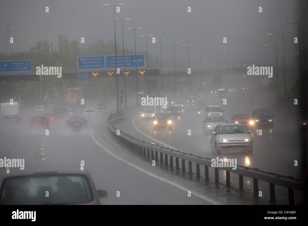 Une forte pluie tempête sur la voie M5 dans Somerset rend la conduite dangereuse pour le trafic poids lourds de la Banque Lundi, 7 mai 2012. La région est officiellement dans la sécheresse et l'objet d'une interdiction d'arrosage. Banque D'Images