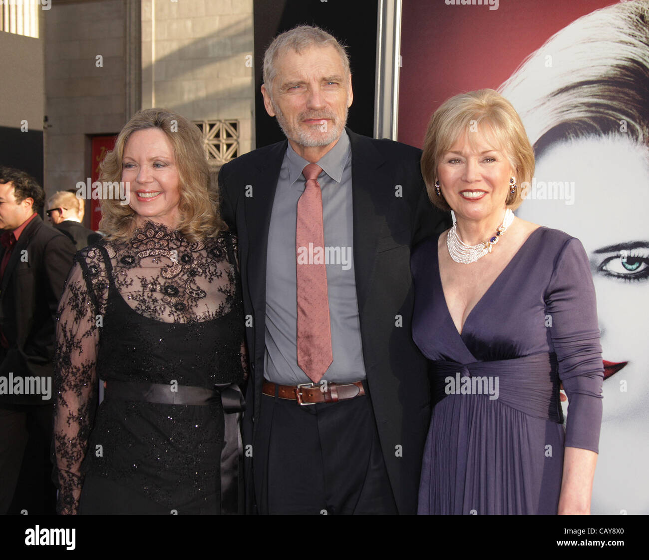 Le 7 mai 2012 - Hollywood, Californie, États-Unis - LARA PARKER, David Selby & KATHRYN LEIGH SCOTT arrive pour la première du film 'Dark Shadows' au théâtre chinois. (Crédit Image : © Lisa O'Connor/ZUMAPRESS.com) Banque D'Images