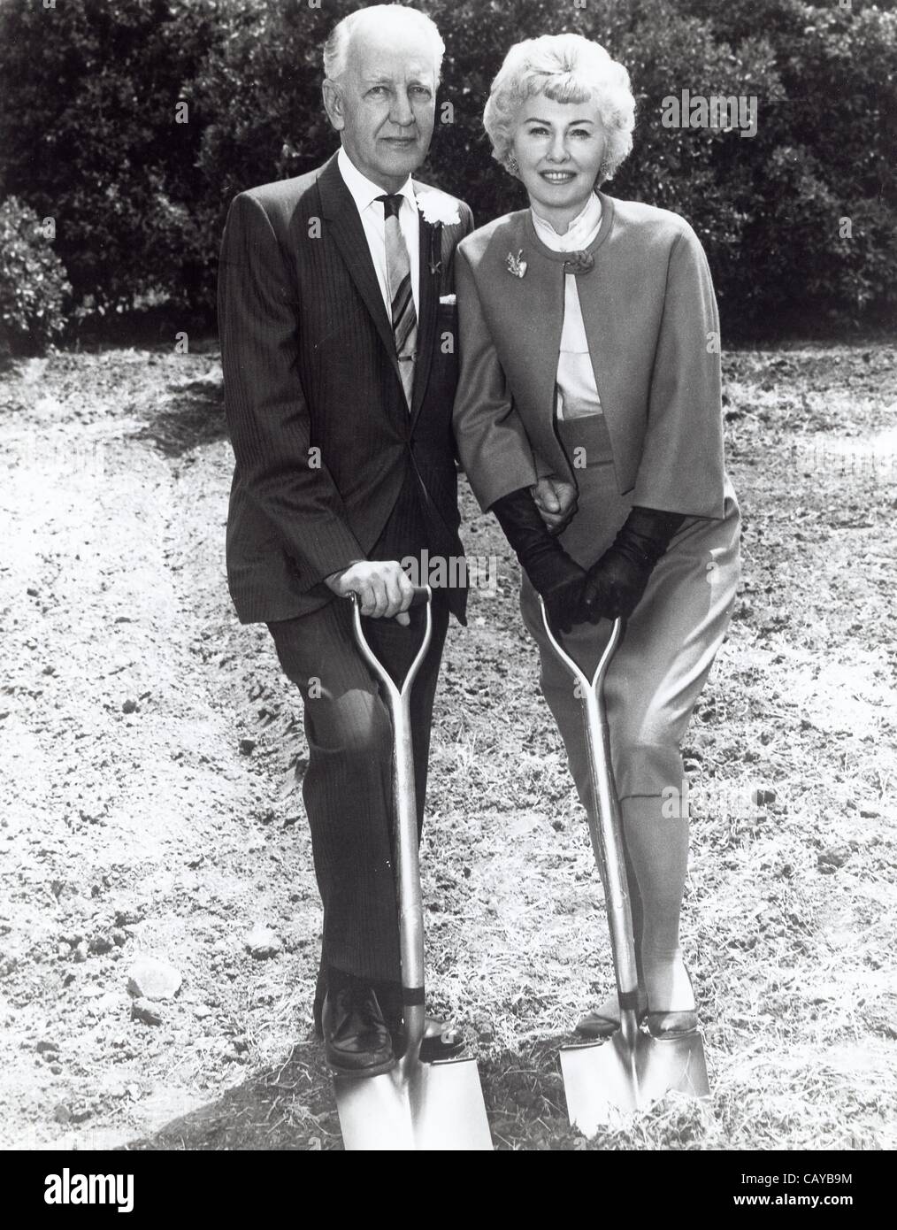 BARBARA STANWYCK avec Otto Kruger, Motion Picture Relief Fund Vice-président dans une cérémonie pour 5 000 000 $ l'expansion des installations, à la Motion Picture Country House, Woodland Hills.Fourni par Photos inc.(Image Crédit : Â© fourni par Globe Photos Inc/Globe Photos/ZUMAPRESS.com) Banque D'Images