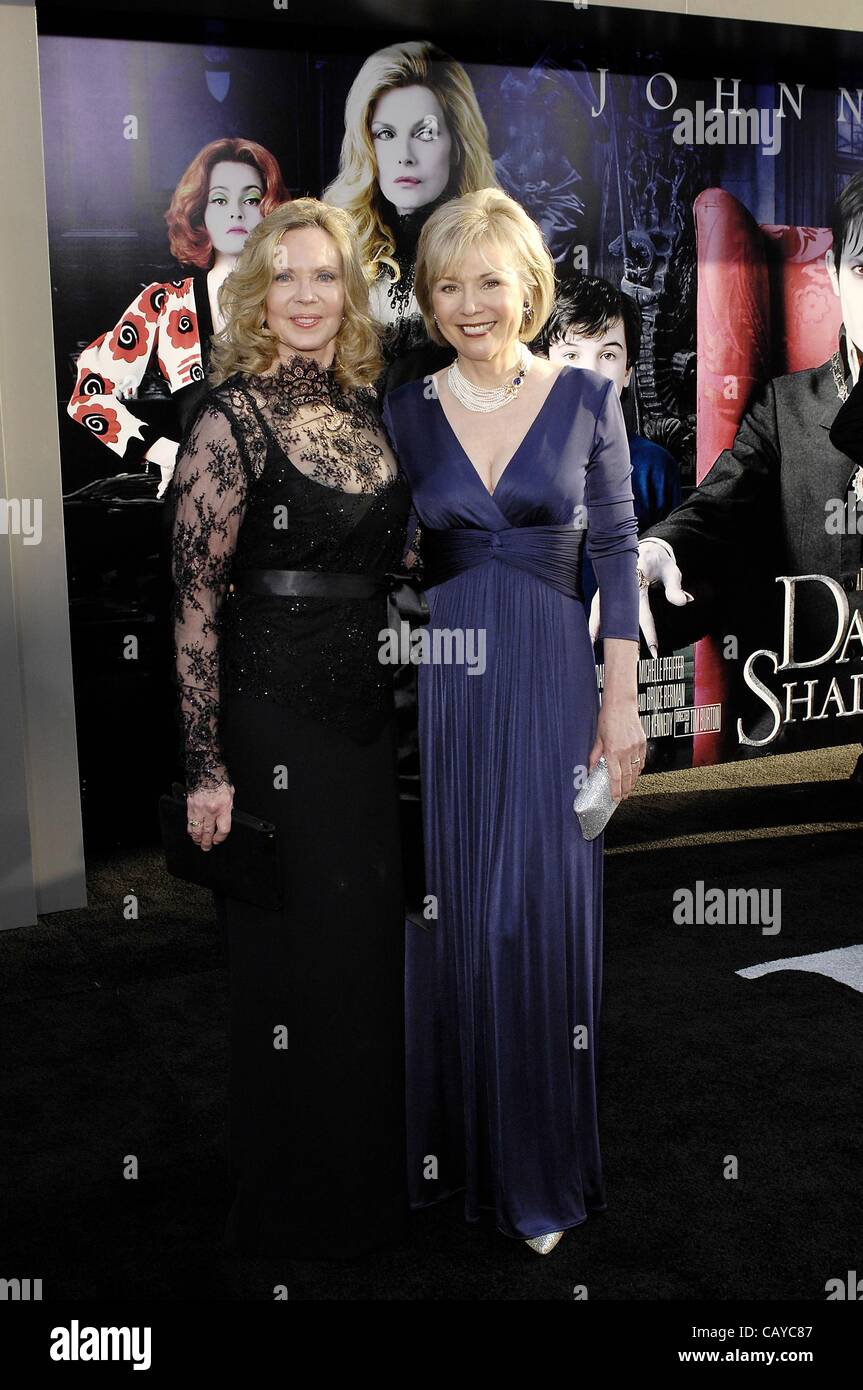 Lara Parker, Kathryn Leigh Scott au niveau des arrivées pour Dark Shadows Premiere, le Grauman's Chinese Theatre, Los Angeles, CA, le 7 mai 2012. Photo par : Michael Germana/Everett Collection Banque D'Images