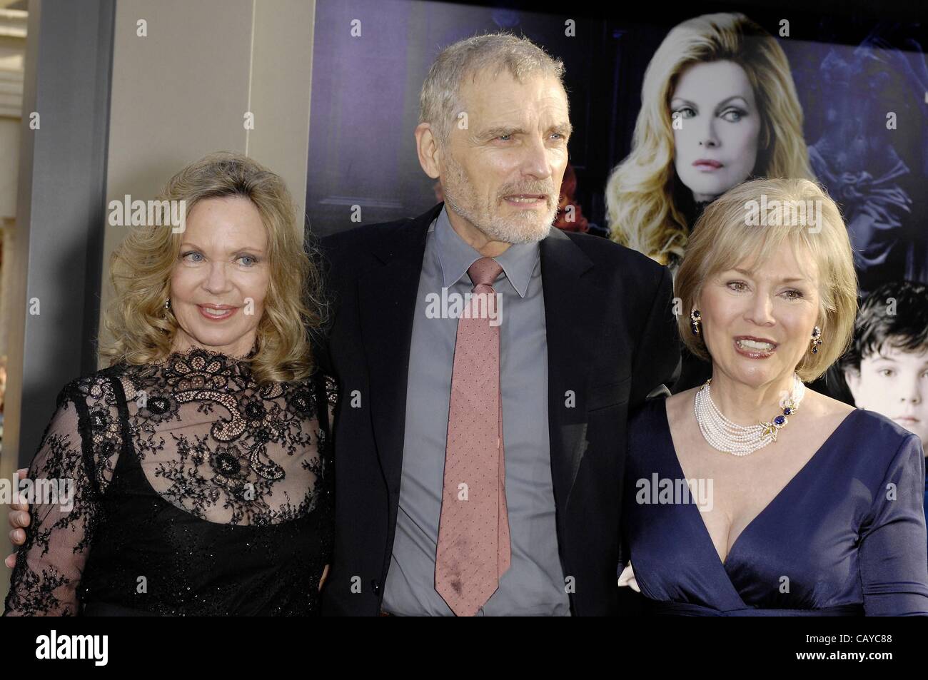 Lara Parker, David Selby, Kathryn Leigh Scott au niveau des arrivées pour Dark Shadows Premiere, le Grauman's Chinese Theatre, Los Angeles, CA, le 7 mai 2012. Photo par : Michael Germana/Everett Collection Banque D'Images