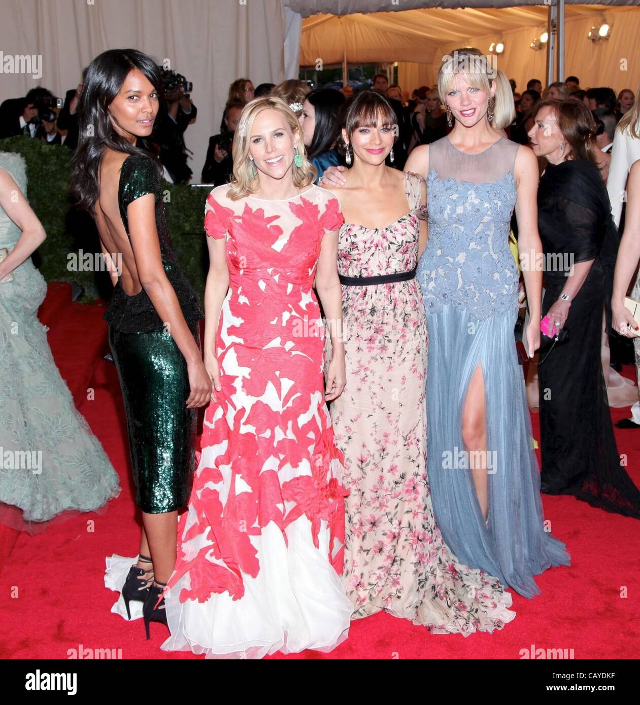 Liya Kebede, Tory Burch, Rashida Jones, Brooklyn Decker aux arrivées de Schiaparelli et Prada : Impossible Conversations - Metropolitan Museum of Art's Costume Institute 2012 - Gala Schiaparelli et Prada : Impossible Conversations - Partie 8, Metropolitan Museum of Art, New York, NY Le 7 mai 201 Banque D'Images