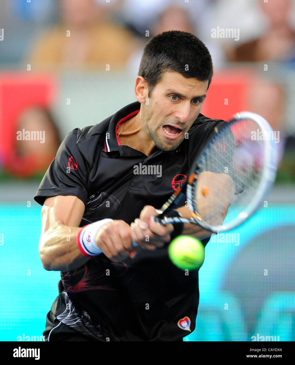 MADRID, ESPAGNE - 8 mai 2012 : Novak Djokovic de Serbie en action contre Daniel Gimeno-Traver d'Espagne dans le 2ème tour de la Mutua Madrilena Madrid ouvert à la Caja Magica le 8 mai 2012 à Madrid, Espagne. Djokovic a gagné 6/2 - 2/6 - 6/3 . Photo : GRUPPO / JOSE MANUEL COLOMO (crédit photo : J.M.COLOM Banque D'Images