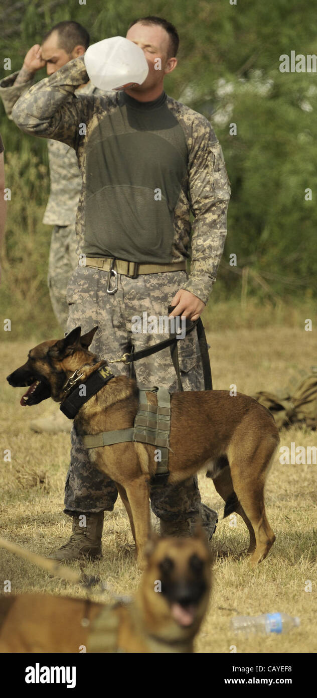 5 mai 2012 - DoD K9 Trials-May 4 2012-Base-San Lackland Air Force Antonio, Texas---UNE K9 hydrates soldat après le ministère de la Défense K9 Essais cliniques Iron Dog compétition à la base aérienne de Lackland de San Antonio, Texas. Ils vont tester les équipes de chiens de travail militaire dans une variété de missions, y compris de Banque D'Images