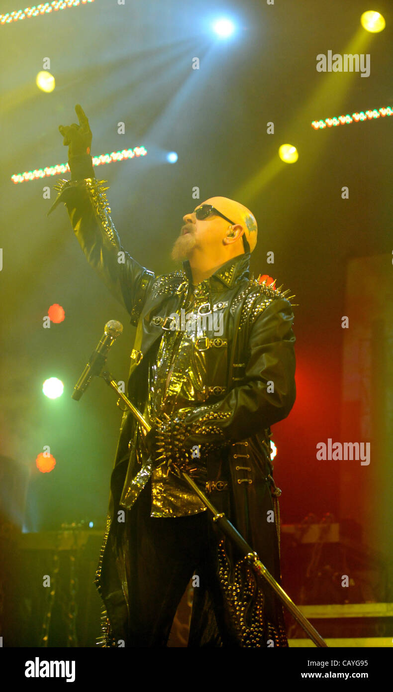 Le groupe de heavy metal britannique Judas Priest pendant le concert à CEZ Arena.Photo chanteur Rob Halford.République tchèque, Pardubice, 8 mai , 2012.(Photo/CTK Josef Vostarek) Banque D'Images