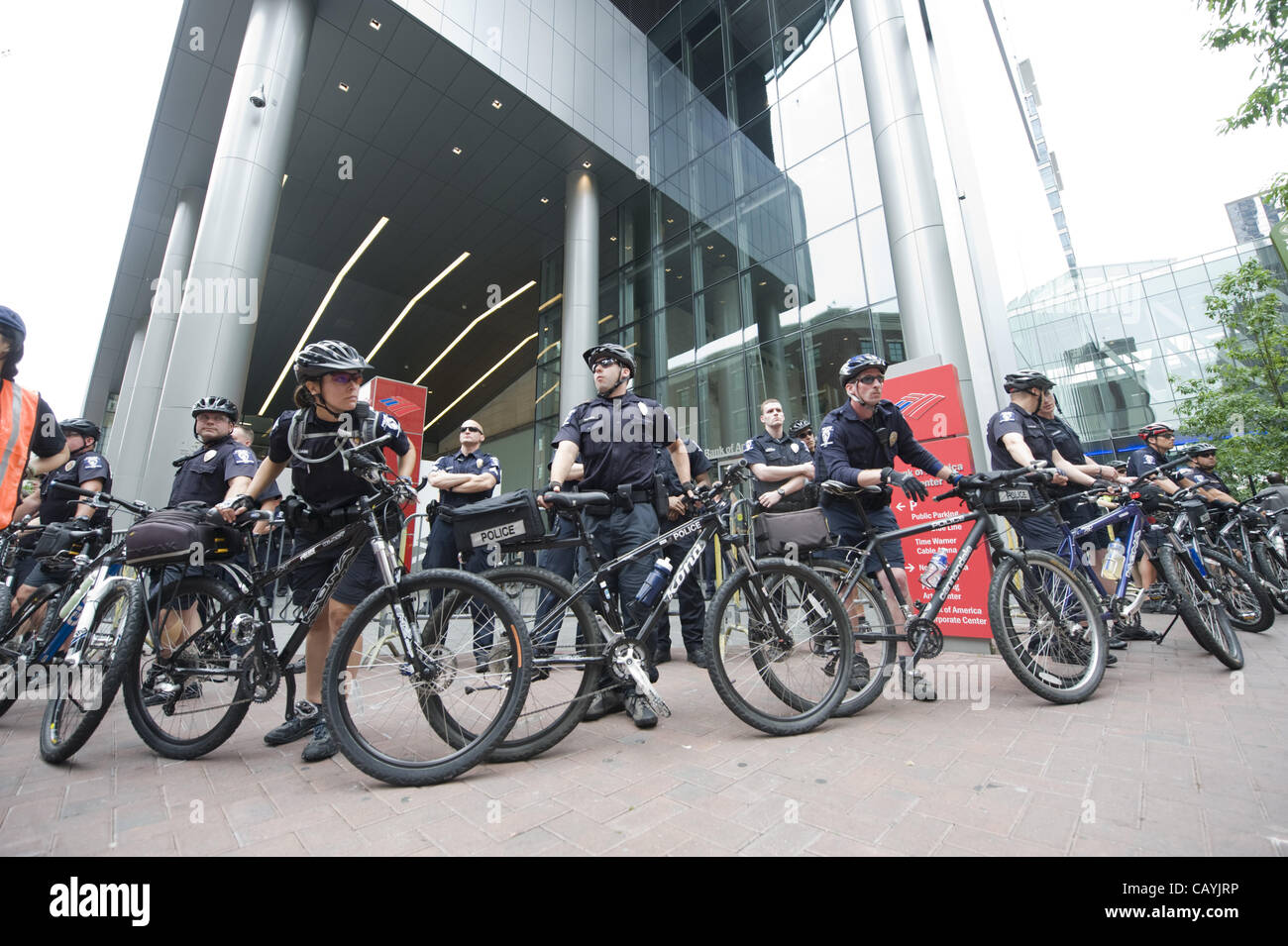 Le 9 mai 2012 - Charlotte, Caroline du Nord, États-Unis d'Amérique - Charlotte City stade de la police à l'extérieur de la Banque d'Amérique siège pendant une protestation, estimé à 500-750 personnes, qui ont défilé à la Banque d'Amérique des actionnaires à Uptown Charlotte pour protester contre les politiques de la Banque d'Amérique Banque D'Images