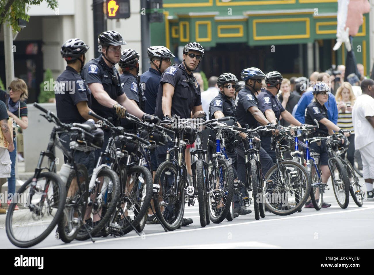 Le 9 mai 2012 - Charlotte, Caroline du Nord, États-Unis d'Amérique - Charlotte City stade de la police à l'extérieur de la Banque d'Amérique siège pendant une protestation, estimé à 500-750 personnes, qui ont défilé à la Banque d'Amérique des actionnaires à Uptown Charlotte pour protester contre les politiques de la Banque d'Amérique Banque D'Images