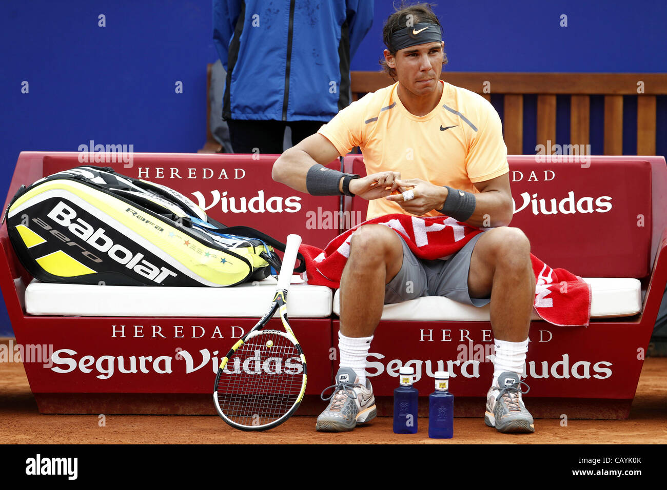 Rafael Nadal (ESP), le 27 avril 2012 - Tennis : Rafael Nadal de l'Espagne s'assied sur le banc pendant le quart de finale du tournoi de Barcelone le match du tournoi de tennis Open Banco Sabadell au Real Club de Tenis en Barcelona, Espagne, le 27 avril 2012. (Photo par AFLO) [3604] Banque D'Images