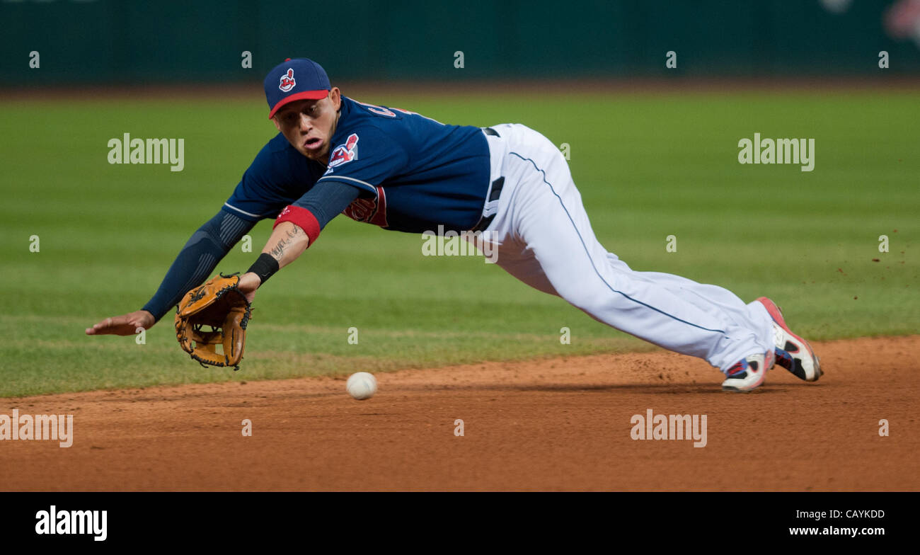 CLEVELAND, Ohio USA - 8 mai : les Indians de Cleveland shortstop Asdrubal Cabrera (13) juste à côté d'une Talonnette femme ESD touchés par les White Sox de Chicago center fielder Alejandro De Aza (30) lors de la septième manche au Progressive Field de Cleveland, OH, États-Unis le mardi, 8 mai 2012. Banque D'Images