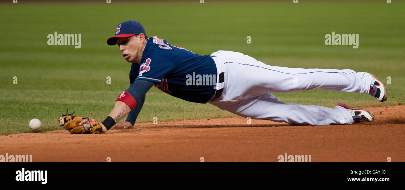 CLEVELAND, Ohio USA - 8 mai : les Indians de Cleveland shortstop Asdrubal Cabrera (13) juste à côté d'une Talonnette femme ESD touchés par les White Sox de Chicago center fielder Alejandro De Aza (30) lors de la septième manche au Progressive Field de Cleveland, OH, États-Unis le mardi, 8 mai 2012. Banque D'Images