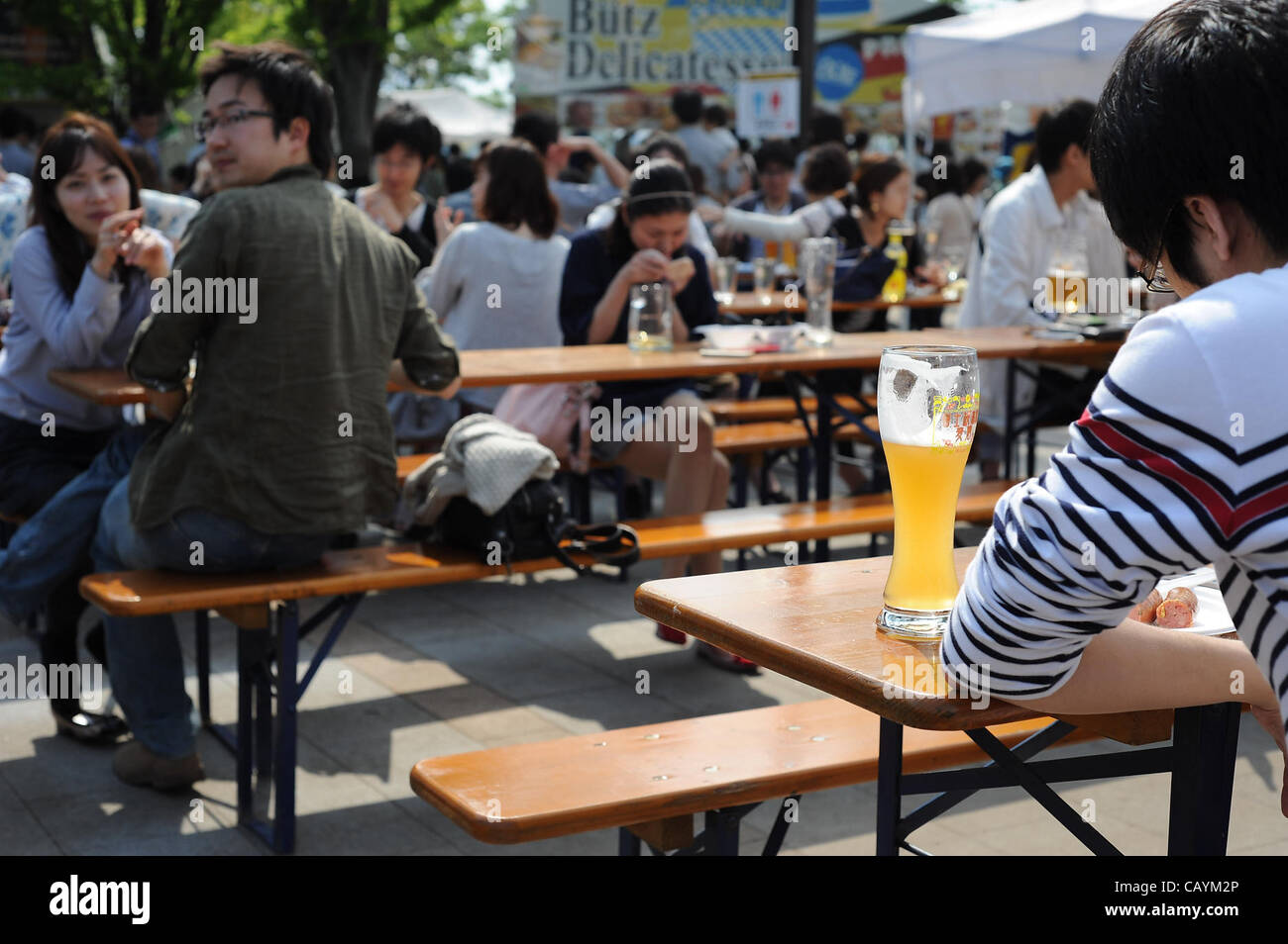 6 mai 2012, Tokyo, Japon - quelques milliers de personnes participent à l'Oktoberfest 2012 à Odaiba, Tokyo. L'fest est tenue du 27 avril au 6 mai sur la place centrale en promenade dans le parc de symbole d'Odaiba. Bière weizen allemande traditionnelle et saucisses, et aussi des groupes live de Allemagne Banque D'Images