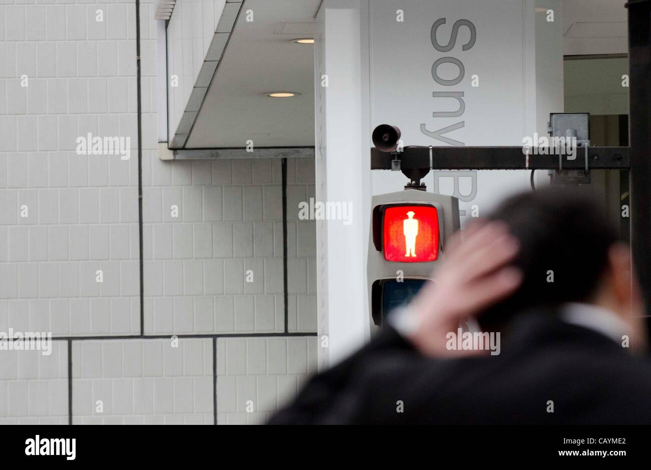 10 mai 2012, Tokyo, Japon - un homme d'affaires attend que le signal change en face de Sony Building au centre-ville de Tokyo. Sony Corp. rapporte une perte annuelle nette de 457 milliards de yens (environ 5,7 milliards de dollars US) au cours de l'exercice 2011. C'est le quatrième année consécutive de rester dans le rouge, cependant, la com Banque D'Images