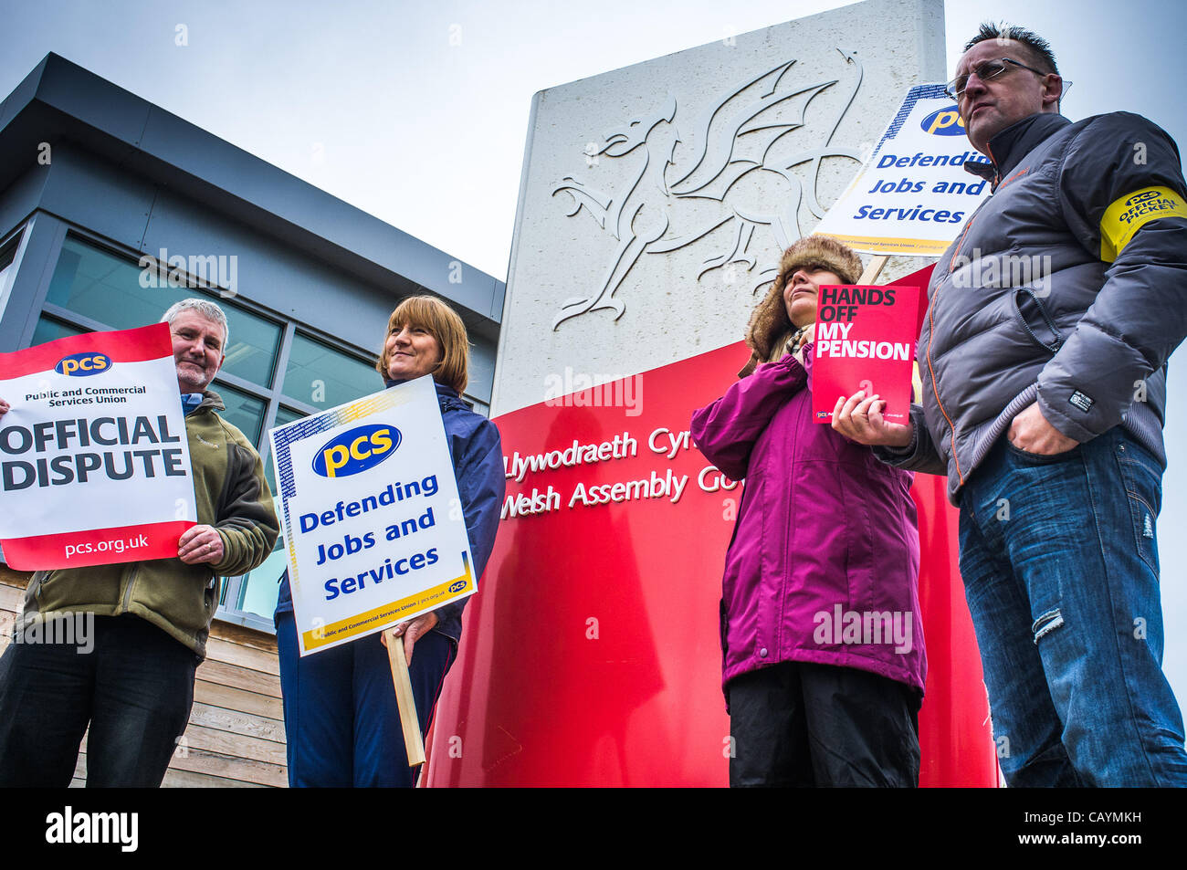 10 mai 2012 Pays de Galles, Aberystwyth UK : trouver les services publics et commerciaux Union européenne (PCS) membres du piquetage devant les bureaux de l'Assemblée du Pays de Galles à Aberystwyth Gouvernement comme d'un wiode pasrt UK journée d'action. Dirigeants de la section locale estime que plus de 90  % de leurs membres se sont mis en grève en d Banque D'Images
