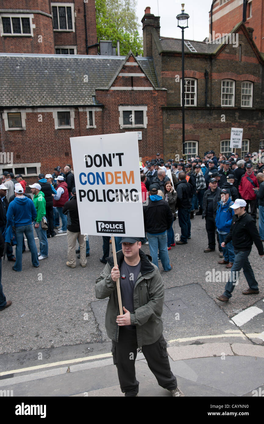 Les agents de police du Royaume-Uni et les partisans de mars à Londres pour protester contre le gouvernement réduit de 20  % à la police. Banque D'Images