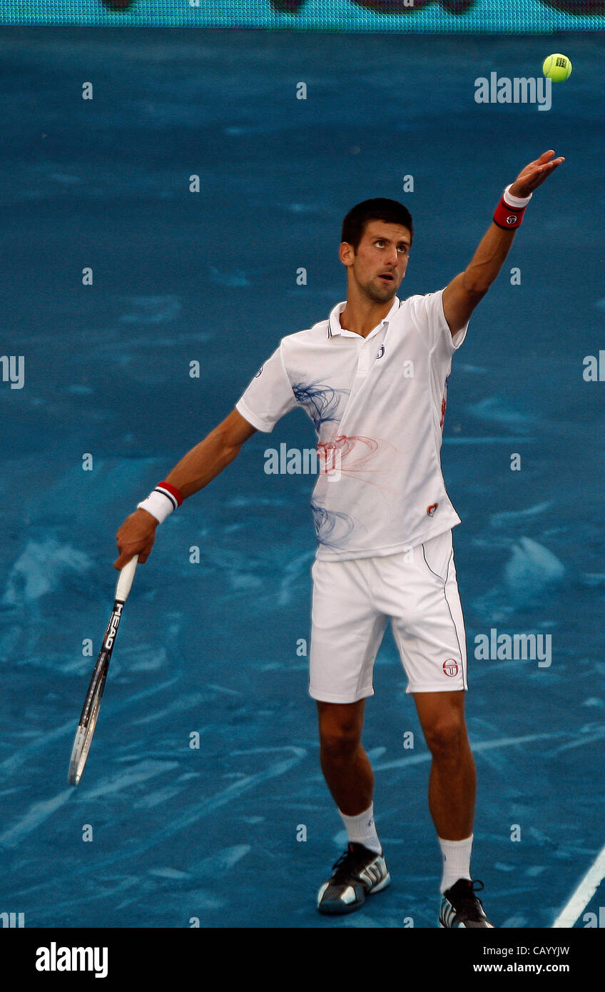 11.05.2012 Madrid, Espagne. Novak Djokovic en action contre Janko Tipsarevic lors du quart de finale de l'Open de Tennis de Madrid. Banque D'Images 11.05.2012 Madrid, Espagne. Novak Djokovic en action contre Janko Tipsarevic lors du quart de finale de l'Open de Tennis de Madrid. Banque D'Images