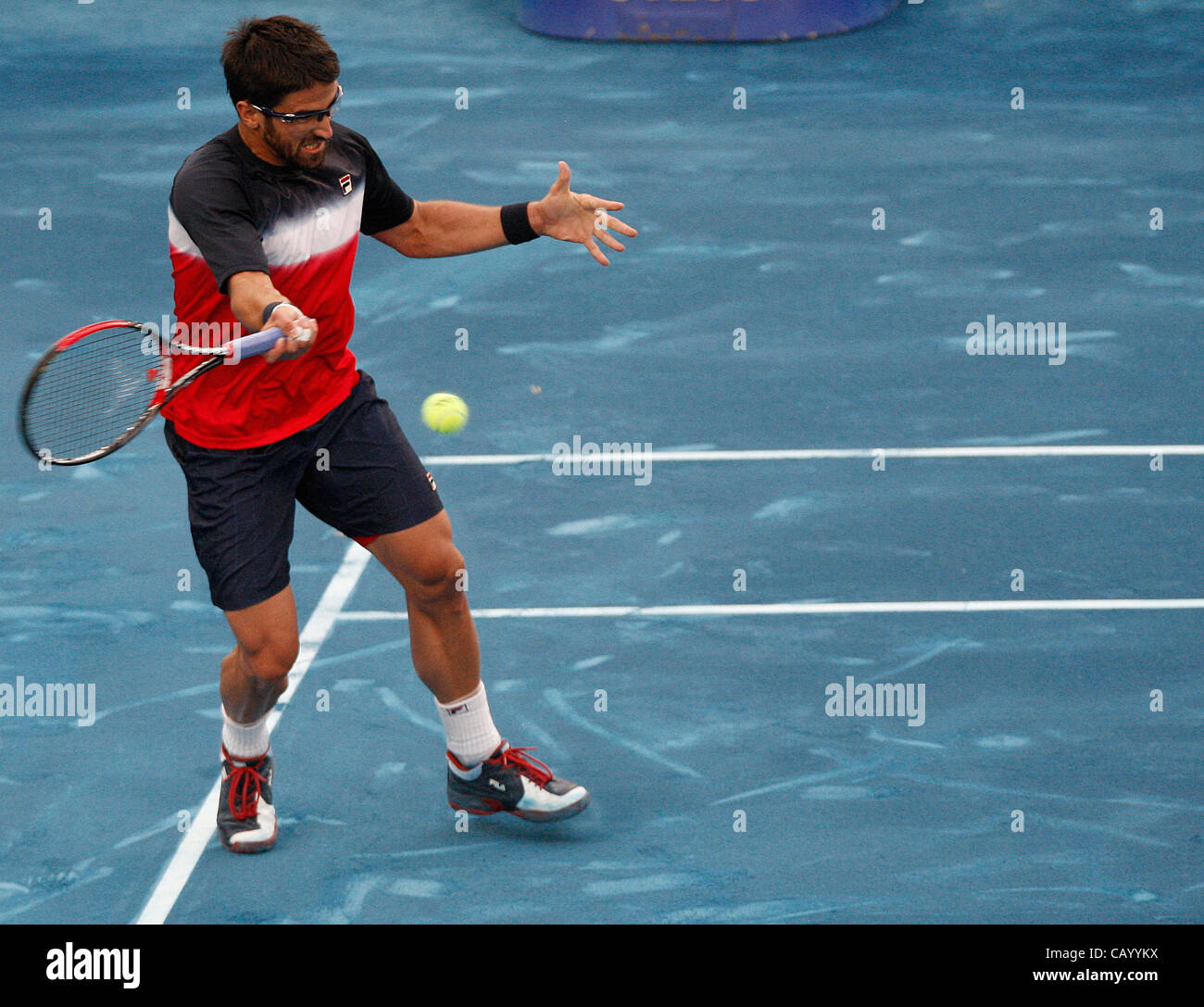11.05.2012 Madrid, Espagne. Janko Tipsarevic en action contre Novak Djokovic en quart de finale du tournoi de tennis de Madrid. Banque D'Images