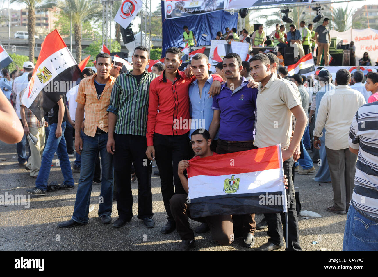 11 mai 2012 - Le Caire, Égypte - Des milliers d'égyptiens ont protesté à l'appui de l'armée et de la décision du Conseil Suprême des Forces armées au Caire. Le meeting de protestation dans le quartier du Caire Qasr Aj-Qoba a été demandé par le commentateur à la télévision égyptienne Saïd Okacha Tawfiq. (Crédit Image : © Cliff C Banque D'Images