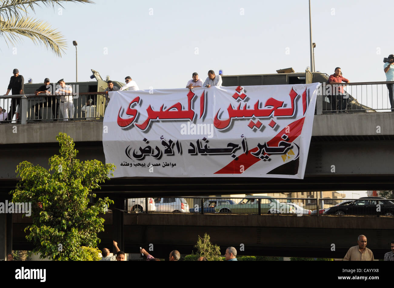 11 mai 2012 - Le Caire, Égypte - Une forte présence de la police égyptienne protège un meeting de protestation à l'appui de l'armée et de la décision du Conseil Suprême des Forces armées au Caire. Le meeting de protestation dans le quartier du Caire Qasr Aj-Qoba a été demandé par le commentateur à la télévision égyptienne Tawfiq Okash Banque D'Images