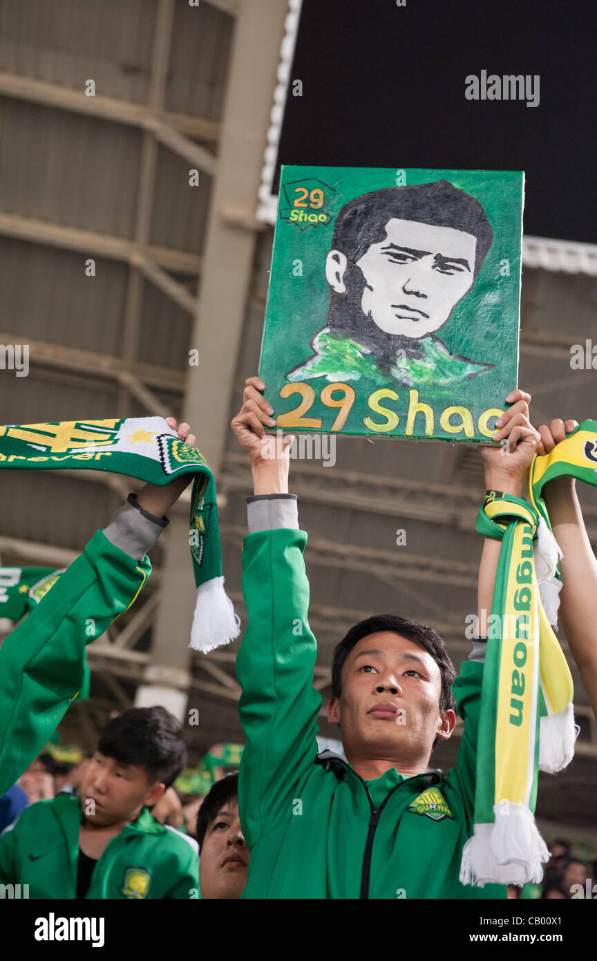 Les partisans de Beijing Guoan dans le stade des travailleurs pendant le match entre le Beijing Guoan et Guizhou Renhe équipes de football à Beijing, Chine, le vendredi 11 mai 2012. Beijing Guoan a remporté le match avec 2:1. Banque D'Images