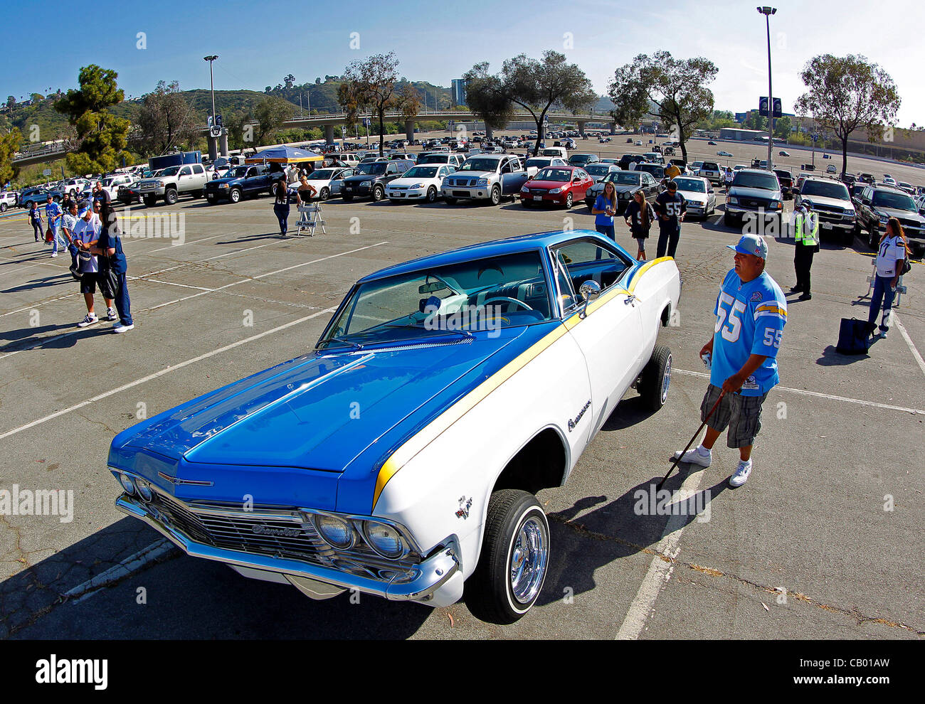 11 mai 2012 - | Fans découvrez une Impala 1965 administré par Luis Carranza de Chula Vista devant un monument commémoratif du Qualcomm Stadium pour Junior Seau le vendredi 11 mai 2012. | Photo par K.C. Alfred U-T San Diego (crédit Image : © U-T San Diego/ZUMAPRESS.com) Banque D'Images