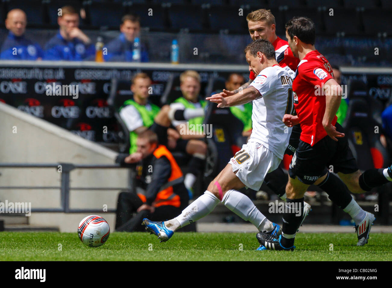 12.05.2012 Milton Keynes, Angleterre. MK Dons v Huddersfield Town. Charlie MACDONALD de Milton Keynes Dons conclut espace entre Damien JOHNSON (en prêt de la Plymouth Albion) (avant) et Daniel WARD (retour) de Huddersfield Town durant la npower League 1 play off semi finale 1ère manche entre MK Dons et Hud Banque D'Images