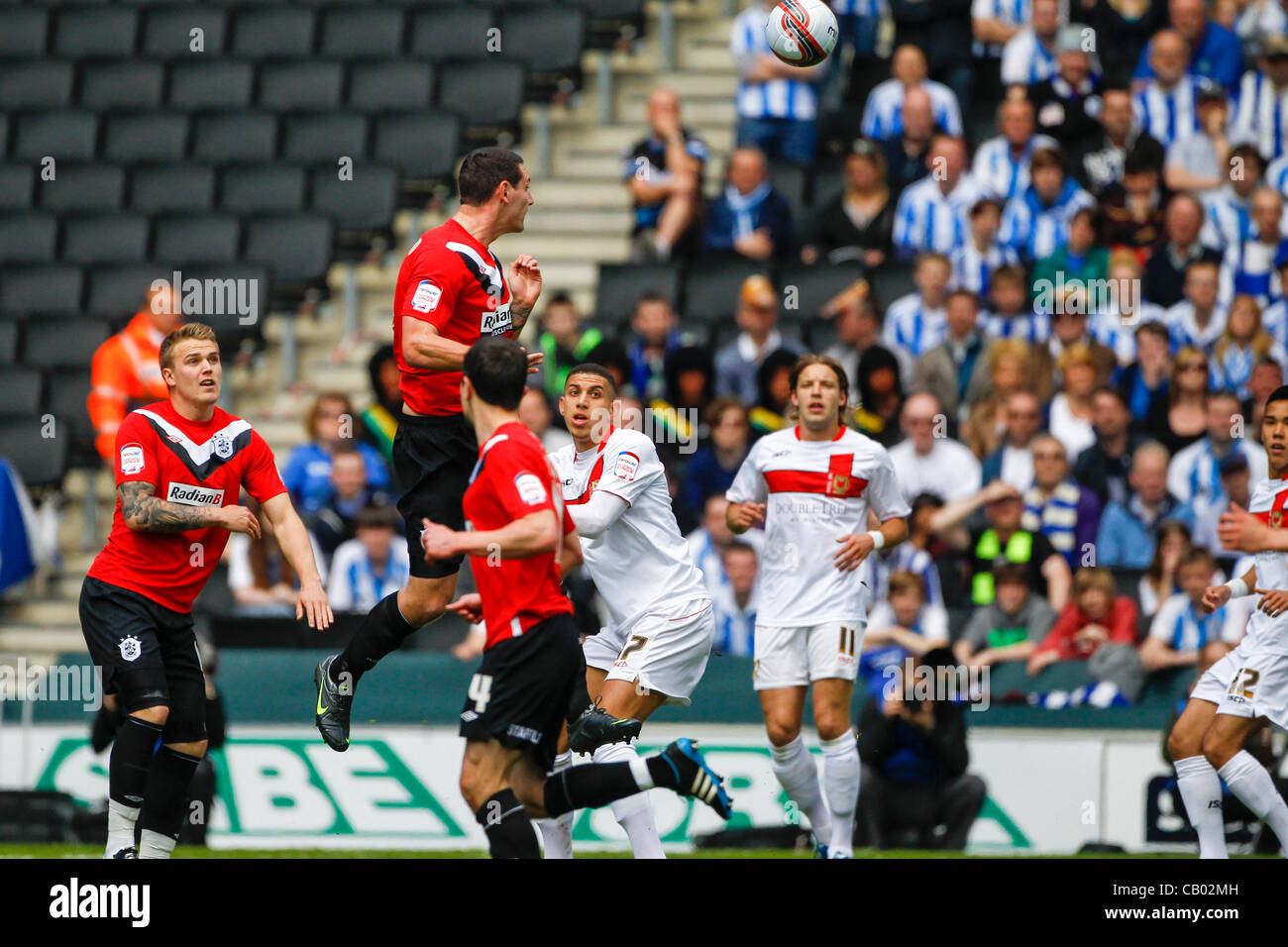 12.05.2012 Milton Keynes, Angleterre. MK Dons v Huddersfield Town. Sean Morrison (en prêt à partir de la lecture de Huddersfield Town remporte un en-tête pendant le npower League 1 play off semi finale 1ère manche entre MK Dons et Huddersfield Town à stade mk. Score final : MK Dons 0-2 Huddersfield Town. Banque D'Images