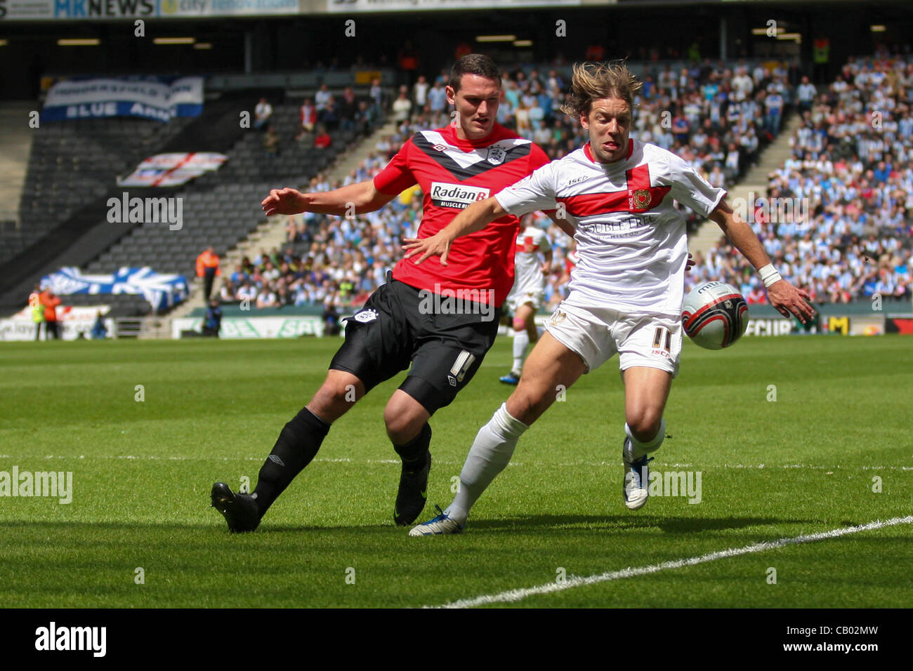 12.05.2012 Milton Keynes, Angleterre. MK Dons v Huddersfield Town. International Angleterre Alan Smith (en prêt de Newcastle United) de Milton Keynes Dons et Sean Morrison (en prêt à partir de la lecture de Huddersfield Town tussle pour il ball pendant la npower League 1 play off semi finale 1ère manche entre MK n Banque D'Images