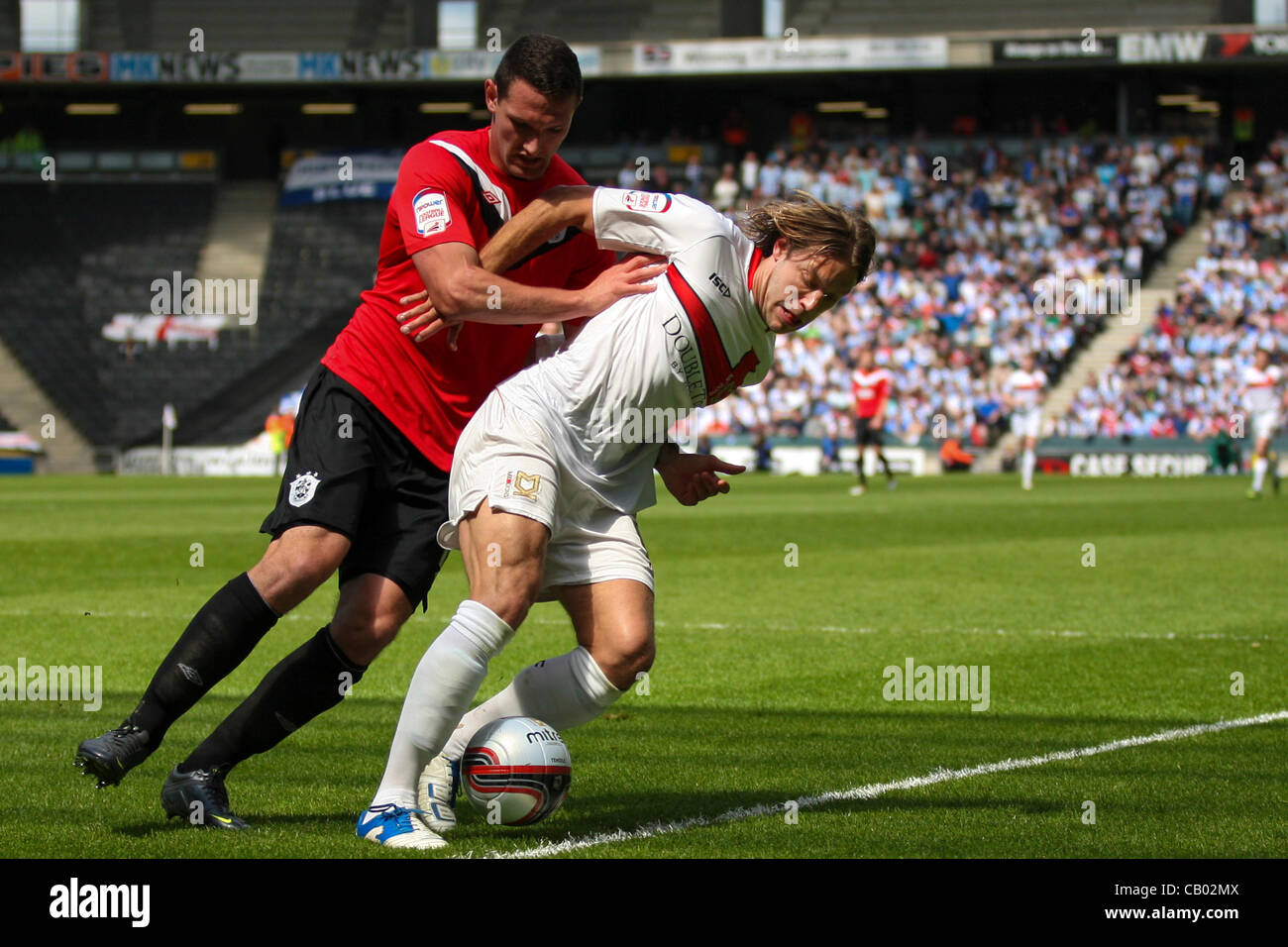 12.05.2012 Milton Keynes, Angleterre. MK Dons v Huddersfield Town. International Angleterre Alan Smith (en prêt de Newcastle United) de Milton Keynes Dons et Sean Morrison (en prêt à partir de la lecture de Huddersfield Town s'affrontent pour le ballon pendant la npower League 1 play off semi finale 1ère manche entre MK D Banque D'Images