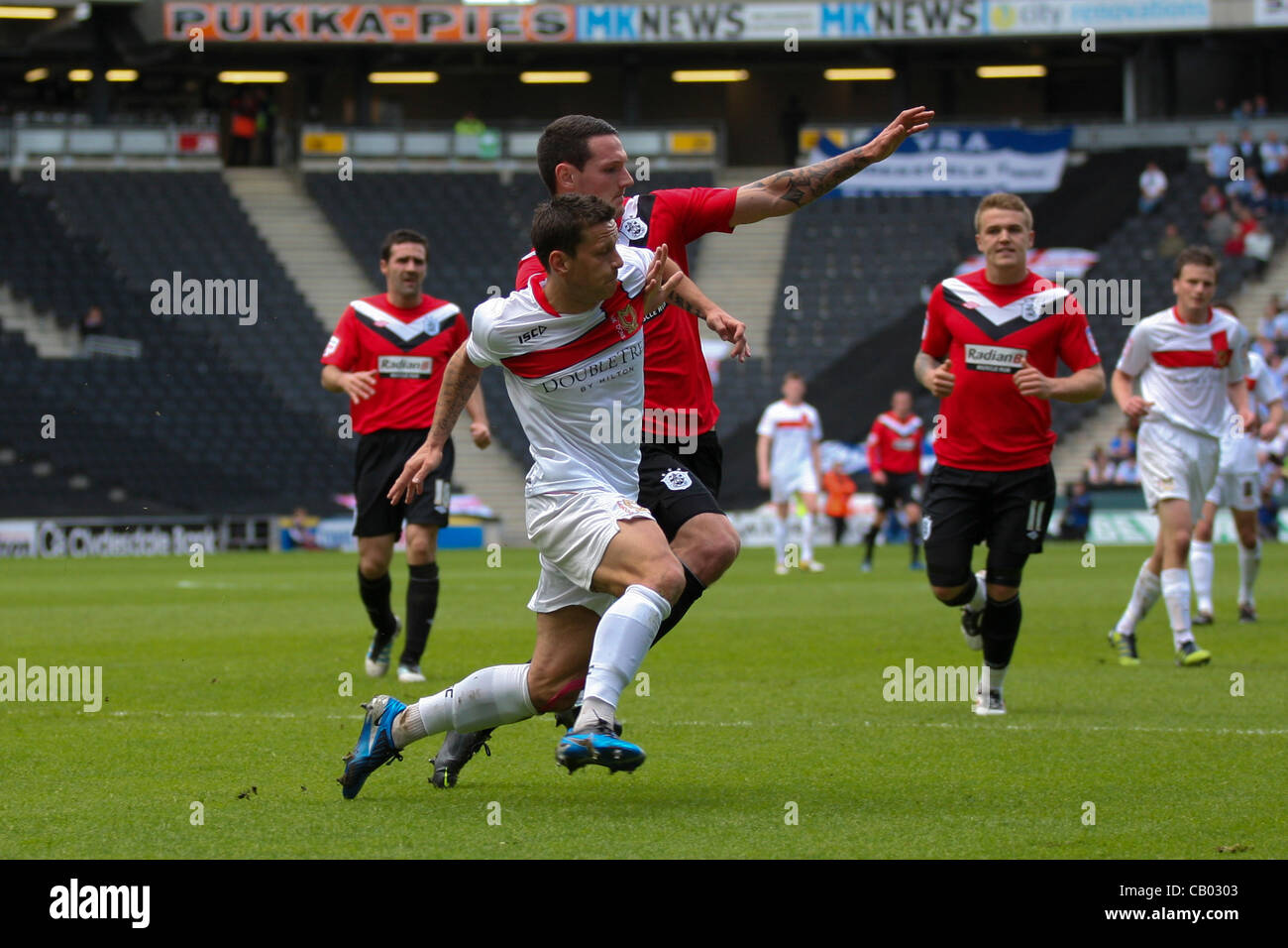12.05.2012 Milton Keynes, Angleterre. MK Dons v Huddersfield Town. Sean Morrison (en prêt à partir de la lecture de Huddersfield Town et Charlie MACDONALD de Milton Keynes Dons s'affrontent pendant la npower League 1 play off semi finale 1ère manche entre MK Dons et Huddersfield Town à stade mk. Score final : MK n Banque D'Images