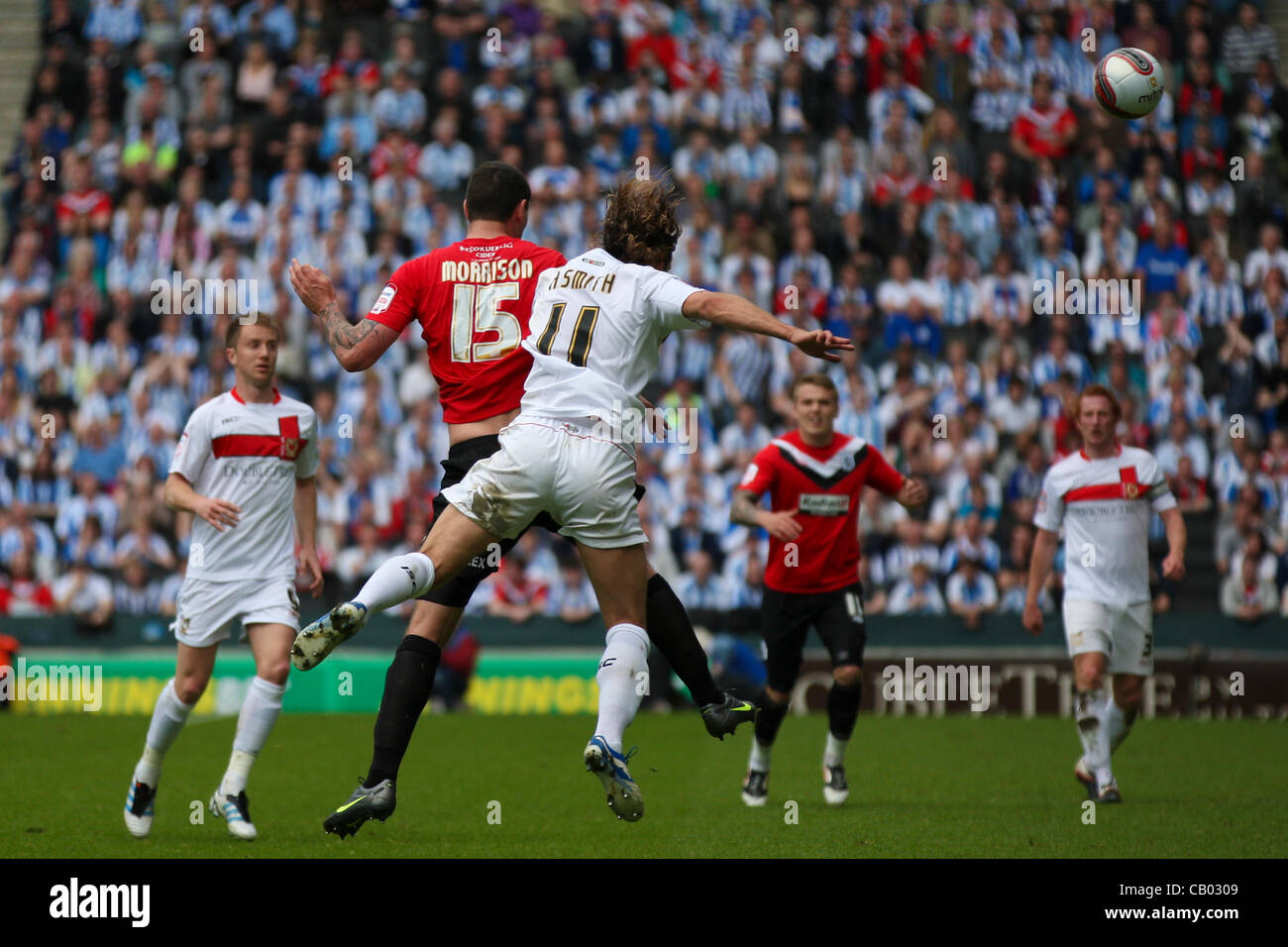 12.05.2012 Milton Keynes, Angleterre. MK Dons v Huddersfield Town. Sean Morrison (en prêt à partir de la lecture de Huddersfield Town efface sous la pression d'Alan Smith (en prêt de Newcastle United) de Milton Keynes Dons pendant la npower League 1 play off semi finale 1ère manche entre MK Dons et Huddersfie Banque D'Images