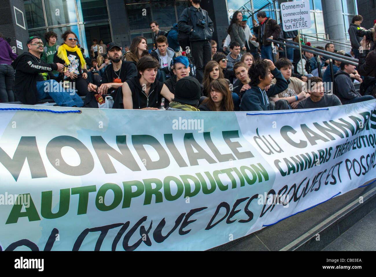 Foule des adolescents français, organisant des bannières protestataires à la Marche mondiale du cannabis pour la légalisation de la marijuana - Paris, France, Pot manifestations Banque D'Images