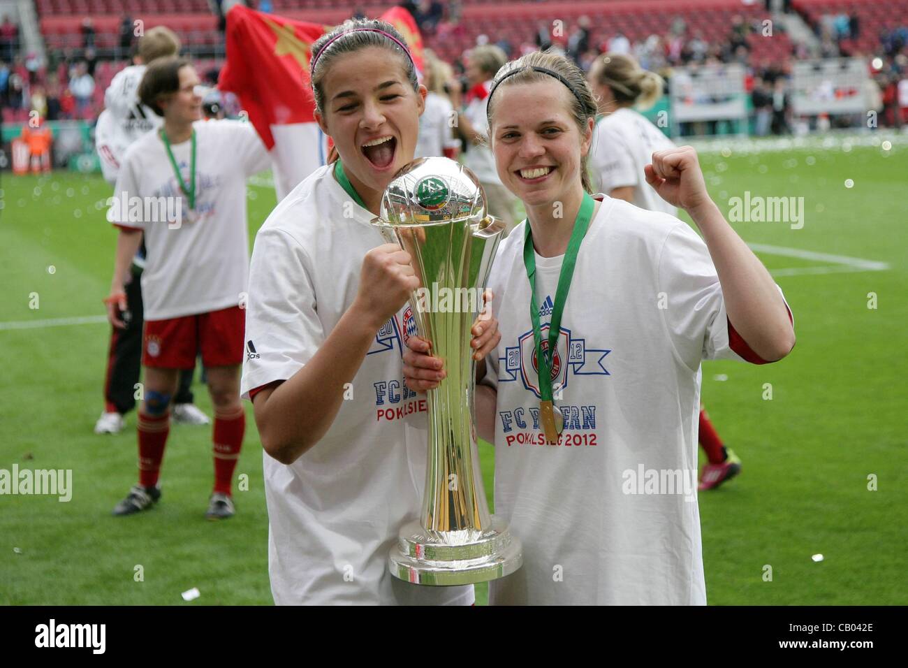 12.05.2012. Cologne, Allemagne. La finale de la coupe de la femme allemande FFC Frankfurt vs FC Bayern Munich dans le stade RheinEnergie Cologne en encouragements de Bavière Après la victoire de la coupe à Cologne Banque D'Images