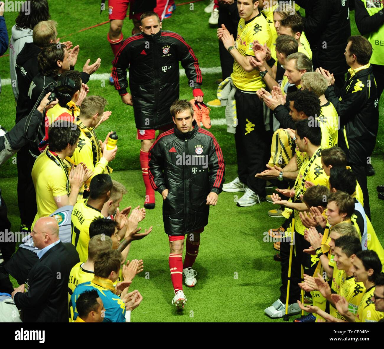 12.05.2012. Stade olympique de Berlin, Allemagne. Philipp Lahm de Munich (avant) et Franck Ribery aller pour le porteur les médailles après l'Allemand DFB football match final entre Borussia Dortmund et FC Bayern Munich au Stade Olympique de Berlin, Allemagne, 12 mai 2012. Banque D'Images