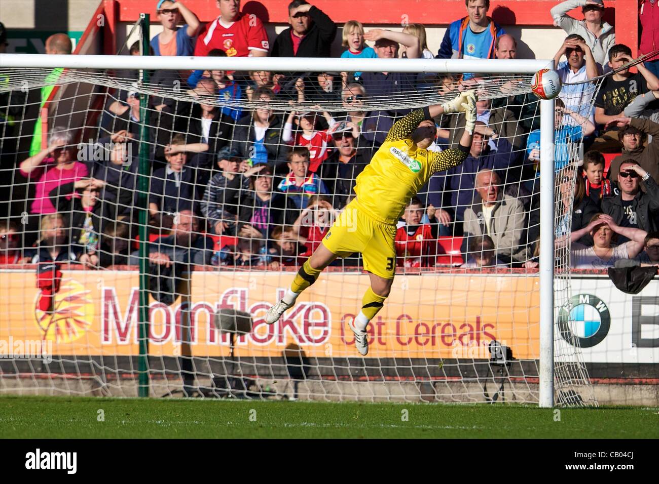 12.05.2012 Crewe, en Angleterre. Southend United F.C.'s English gardien Glenn Morris en action pendant la NPower League 2 Correspondance entre Crewe Alexandra v Southend United à l'Gresty Road Stadium. Crewe a gagné la première manche par 1-0. Banque D'Images