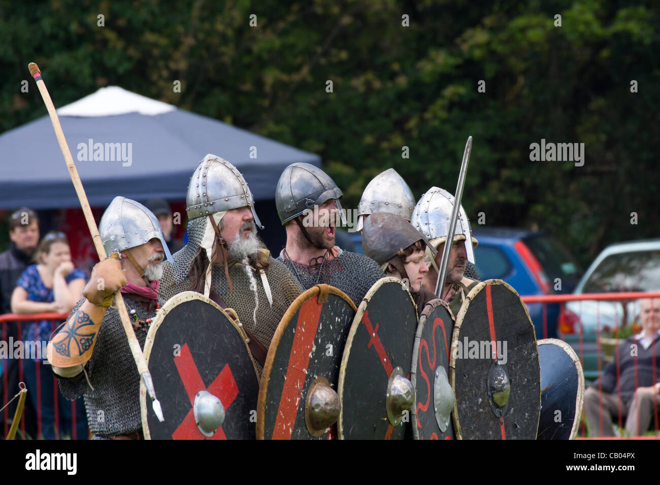 Wryngwyrm sont le côté Bedfordshire des Vikings le plus grand groupe de reconstitution au Royaume-Uni montrent des scènes de combat viking Banque D'Images