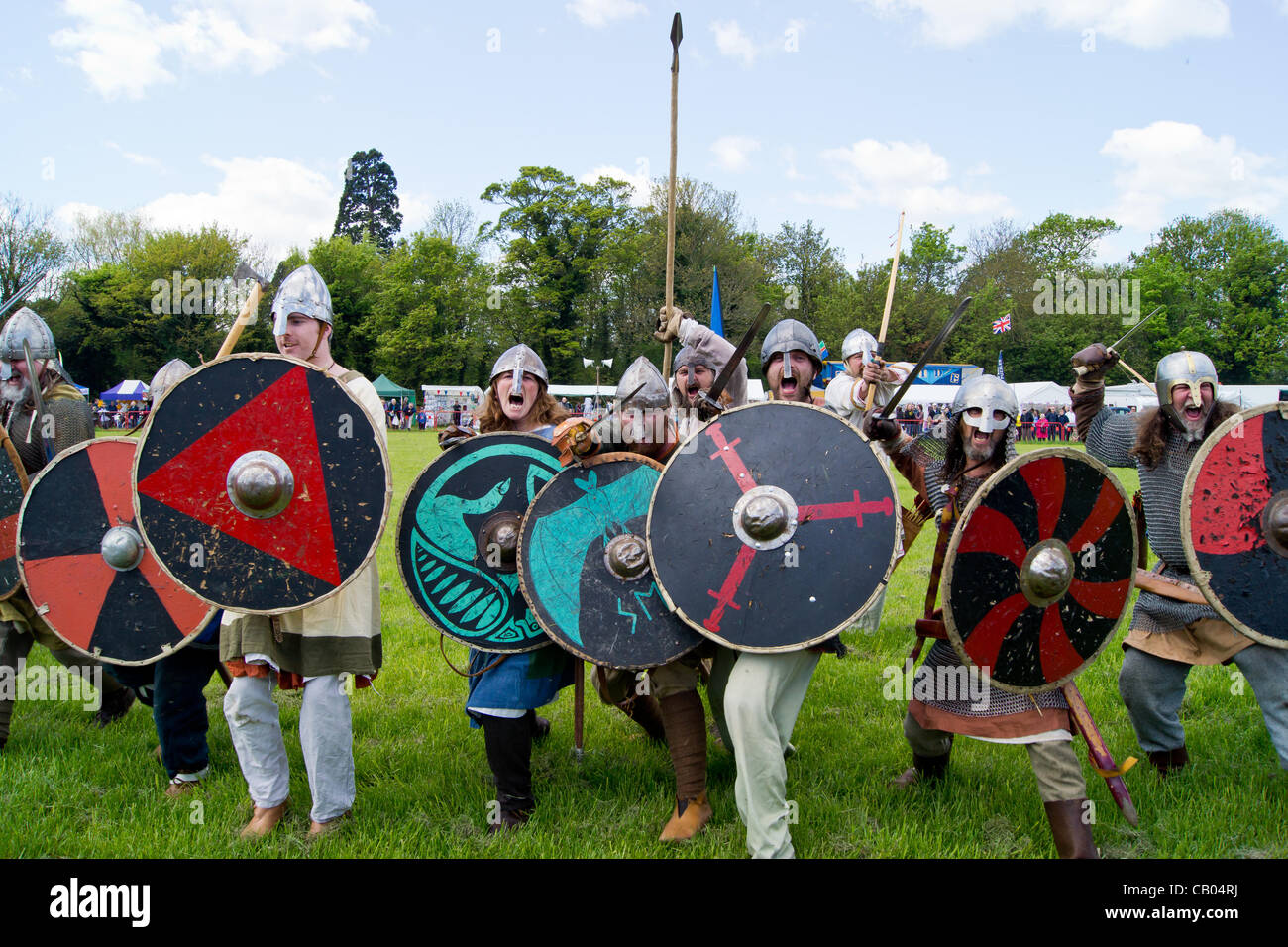 Wryngwyrm sont le côté Bedfordshire des Vikings le plus grand groupe de reconstitution au Royaume-Uni montrent des scènes de combat viking Banque D'Images
