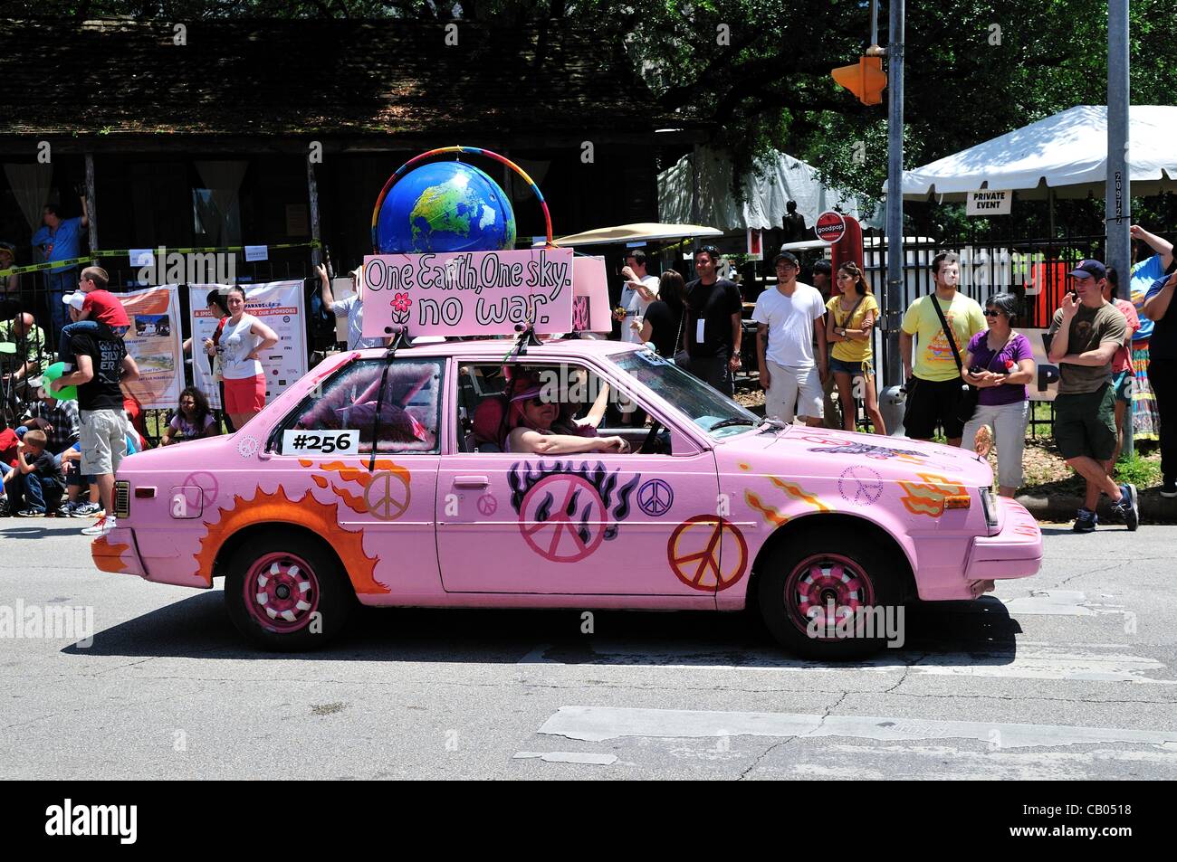 Voiture d'art annuel défilé tenu au centre-ville de Houston, Texas, USA, le 12 mai 2012. Voiture rose appelle à la paix. Banque D'Images