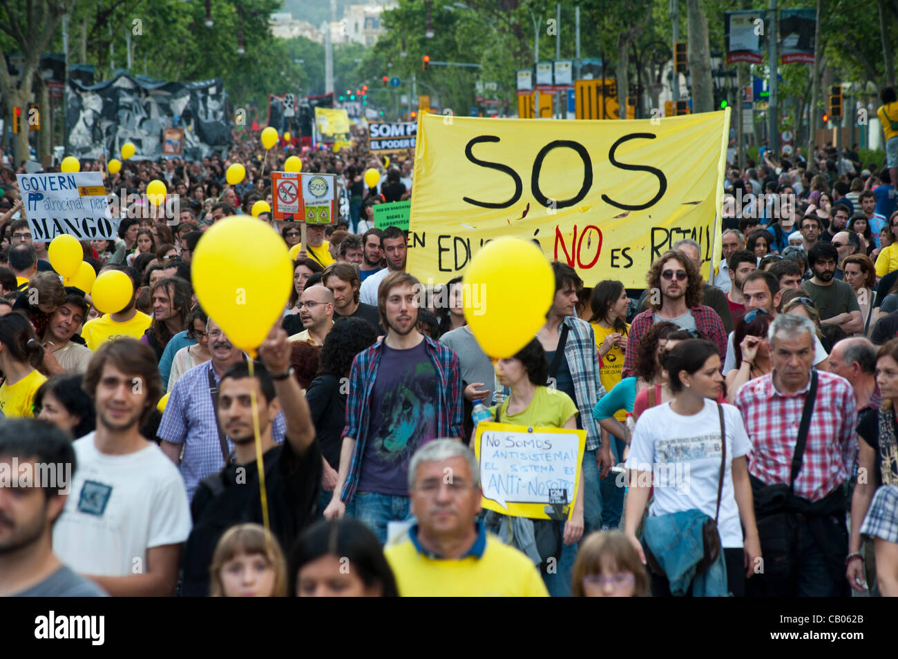 Barcelone, Mai 12, 2012. Des milliers de personnes du mouvement ''indignés" se manifester dans les rues du centre-ville de Barcelone pour dénoncer la politique économique injuste du gouvernement dans une démonstration de force un an après sa naissance. Les manifestations se poursuivront jusqu'au 15 mai, l'anniversaire de la Banque D'Images