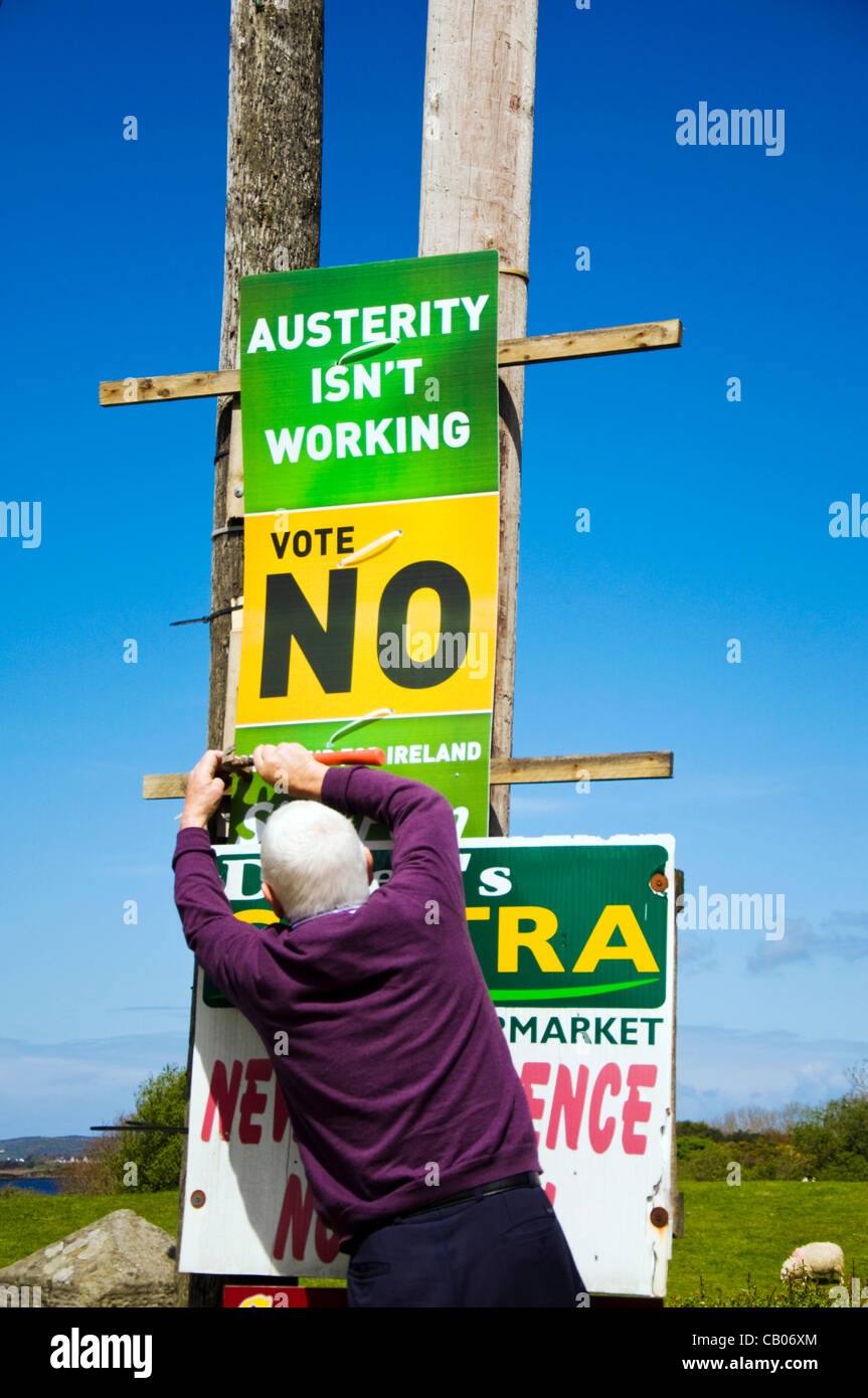 Le 12 mai 2012. Ardara, comté de Donegal, Irlande. Supporter le Sinn Fein met en place un incitant l'affiche pas de vote dans le prochain référendum sur l'Europe une nouvelle tenue le traité budgétaire le 31 mai 2012. Photo par:Richard Wayman/Alamy Banque D'Images