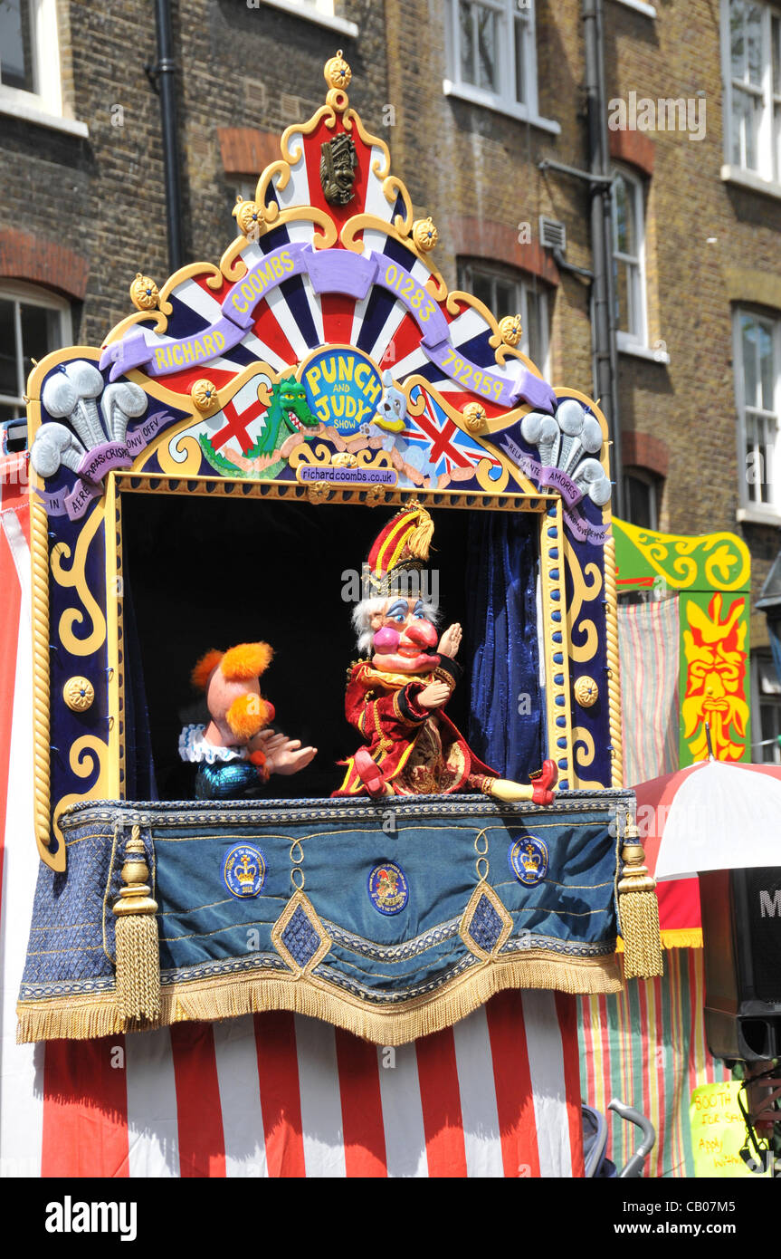 Mr Punch et Joey le clown comme Punch et Judy célébrer 350 ans d'histoire. Dimanche 13 Mai 2012 Banque D'Images