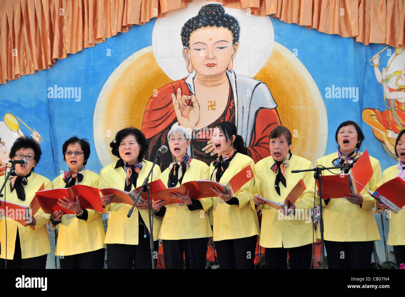 Une chorale chanter avec une peinture de Bouddha derrière eux en tant que bouddhistes célèbrent l'anniversaire du Bouddha à Londres. Dimanche 13 Mai 2012 Banque D'Images