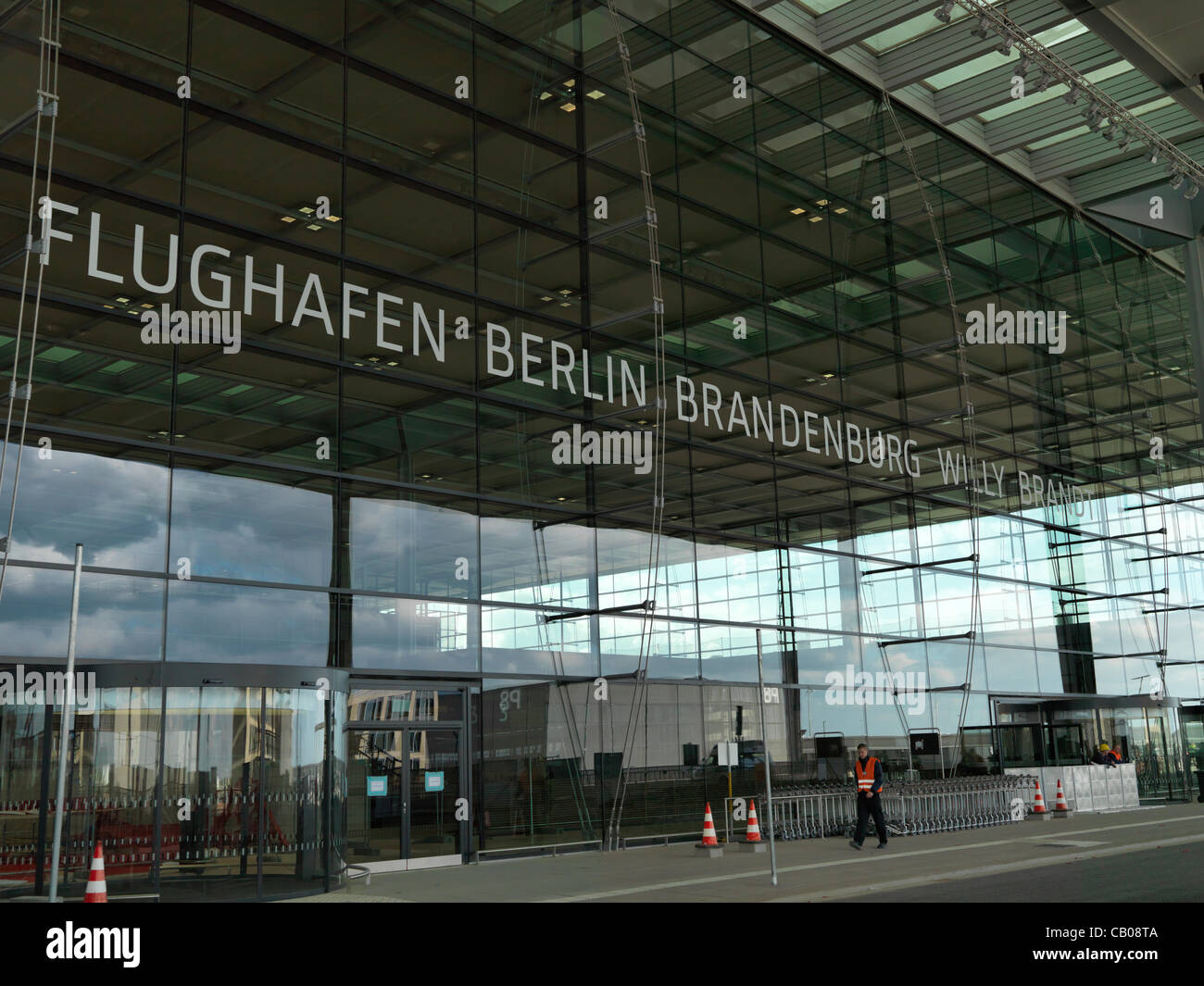 Nouvelle entrée de l'aéroport Berlin-brandebourg lors des jours, Hasselblad haute résolution photo. Nom de l'aéroport en lettres lisibles : Flughafen Berlin-Brandenburg Willy Brandt. Banque D'Images