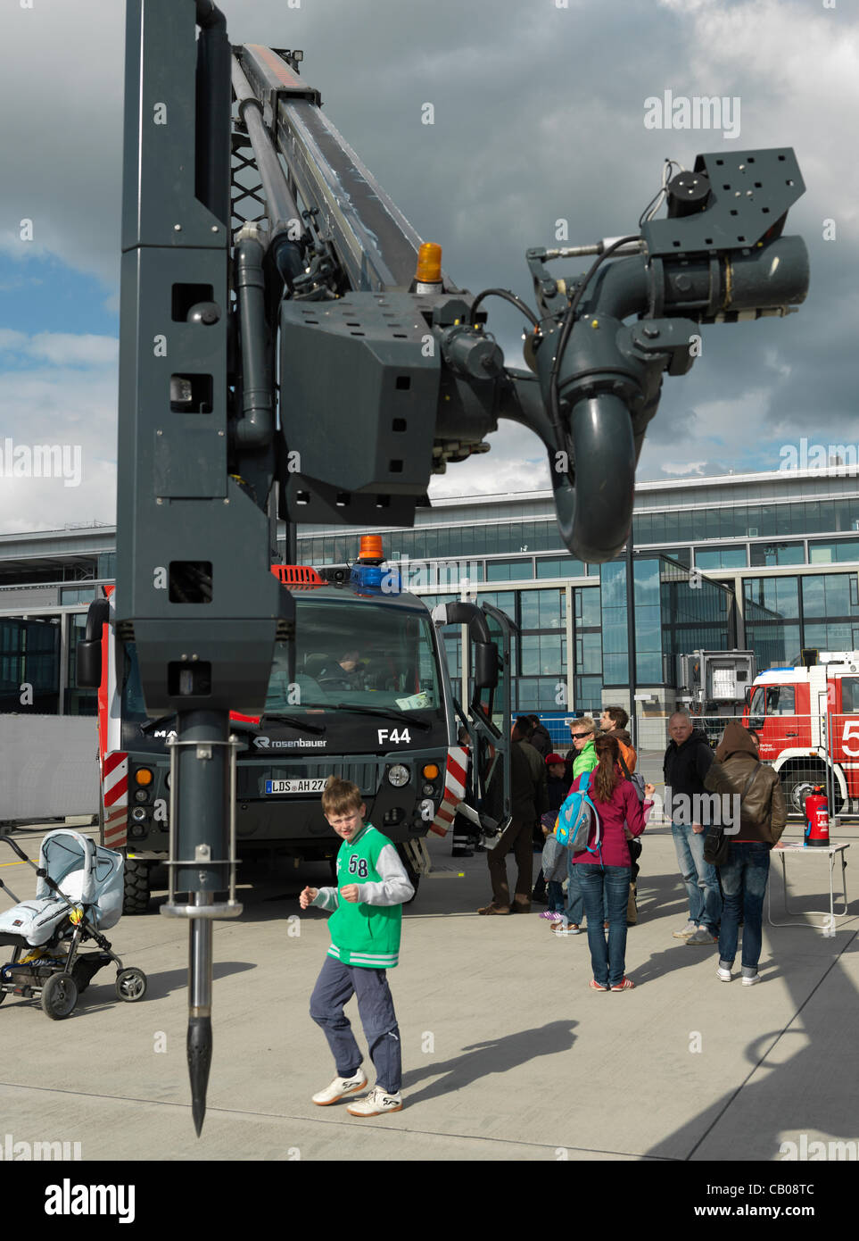 Nouveau Public de l'aéroport Berlin-Brandebourg Jours, pompiers, les visiteurs autour du chariot. Hasselblad haute résolution photo. Banque D'Images