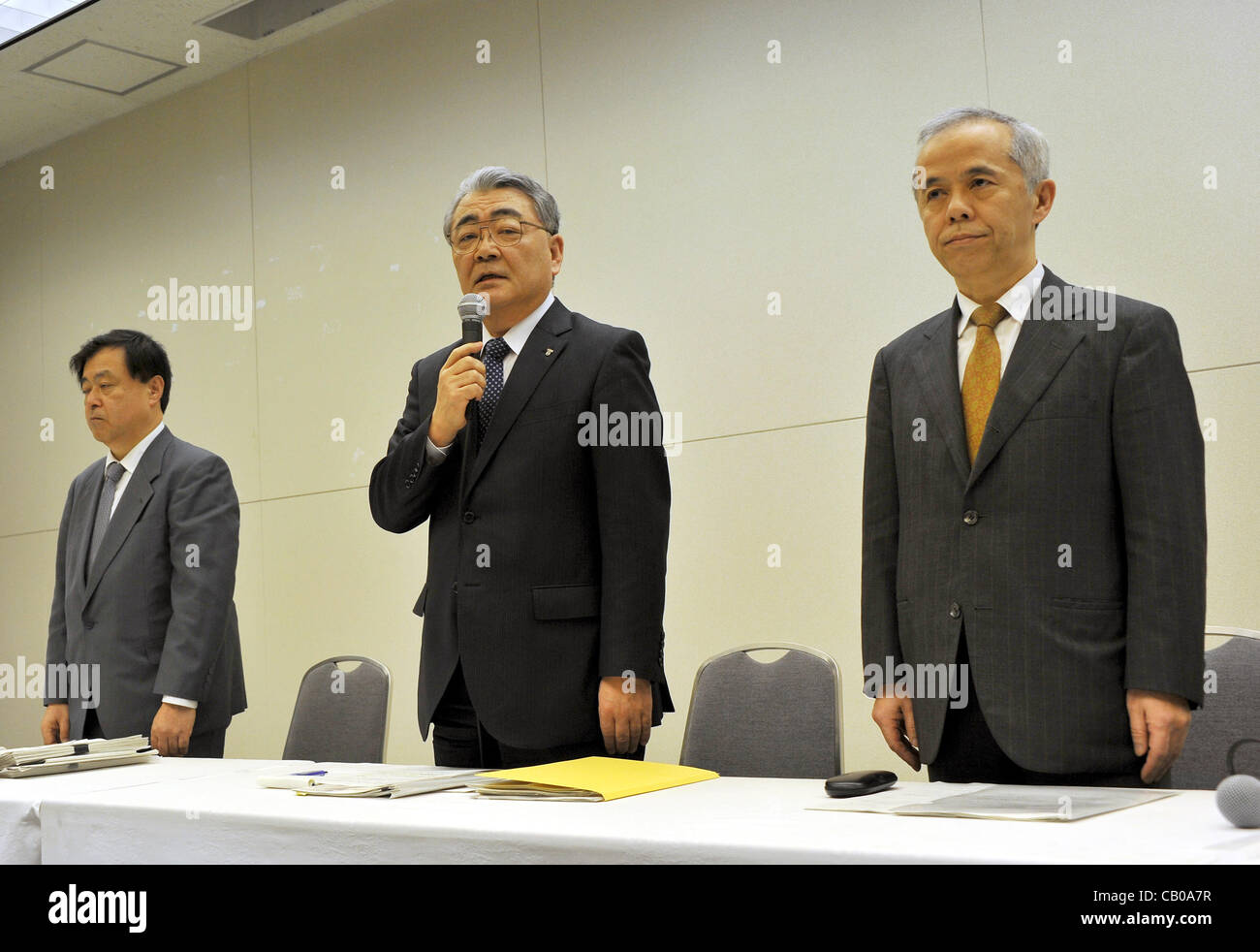 14 mai 2012, Tokyo, Japon - président sortant Toshio Nishizawa, gauche, de Tokyo Electric Power Co. introduit le nouveau président Naomi Hirose lors d'une conférence de presse à son siège social à Tokyo, où ils ont signalé un plus grand que prévu la perte annuelle le lundi 14 mai 2012. L'opérateur de la Banque D'Images