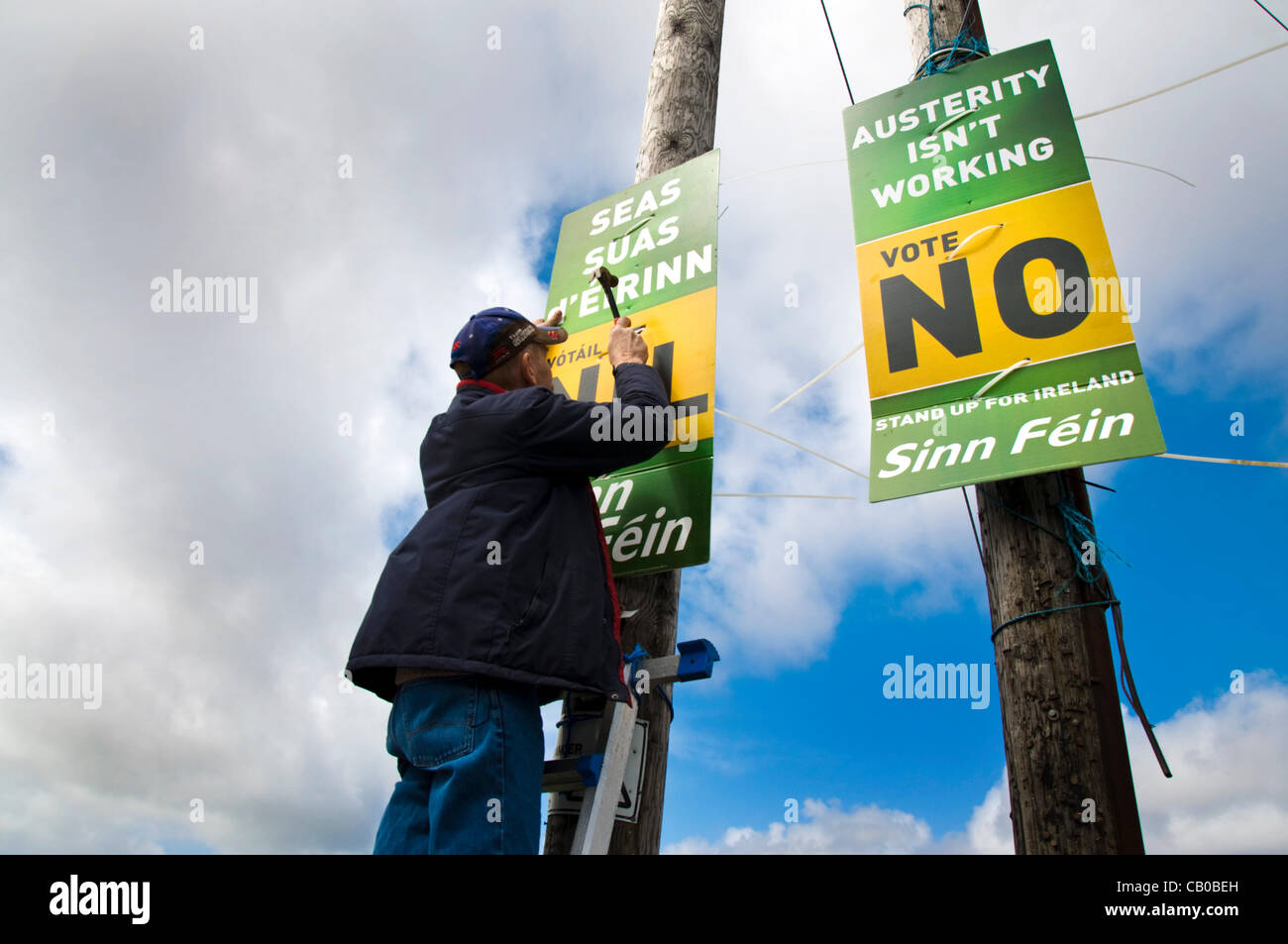 14 mai 2012 Ardara, comté de Donegal, Irlande. Le Sinn Fein affiches en gaélique et en anglais l'exhortant à pas de vote dans le référendum à venir sur le nouveau traité budgétaire européen tenue le 31 mai 2012. Photo par:Richard Wayman/Alamy Banque D'Images