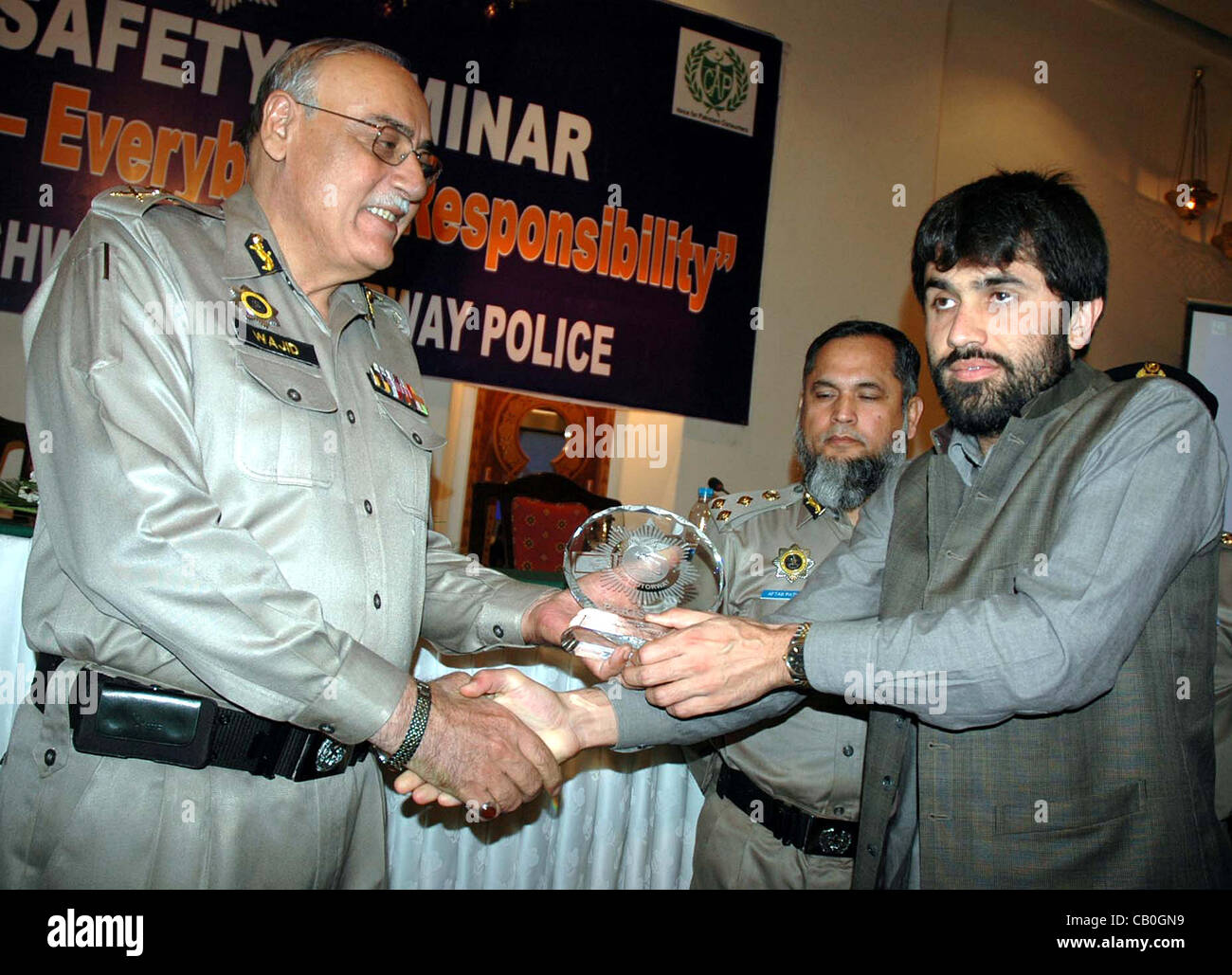 La Police d'autoroute IG.Wajid Ali Khan awards boucliers pour les participants au cours de séminaire de sécurité routière sur la responsabilité Safety-Everybodys lieu à un hôtel à Quetta, le mardi, 15 mai 2012. Banque D'Images